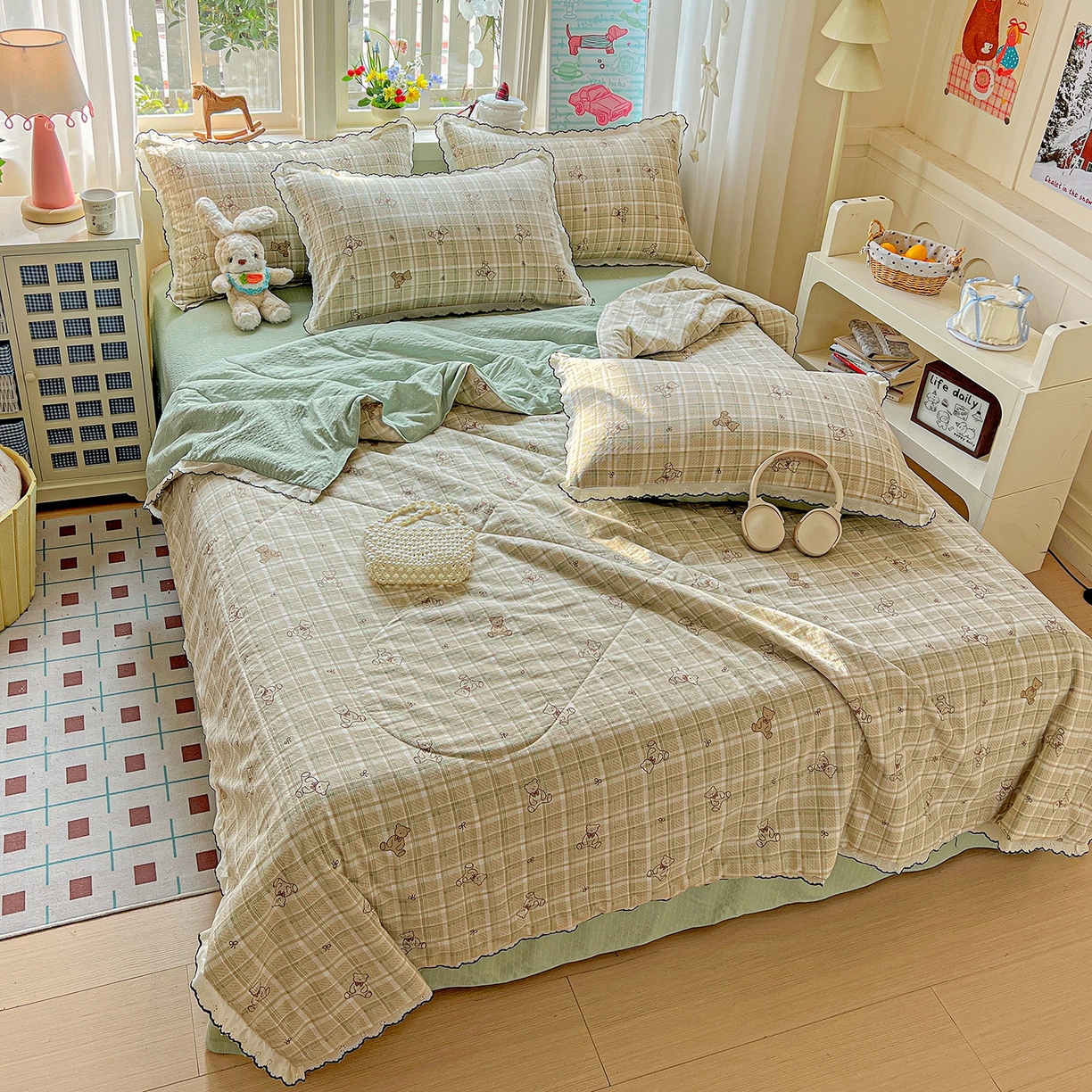 91家纺网 家纺一手货源 找家纺 禾沐 2026新款云感泡芙纱全棉蕾丝花边款夏被四件套 格纹熊