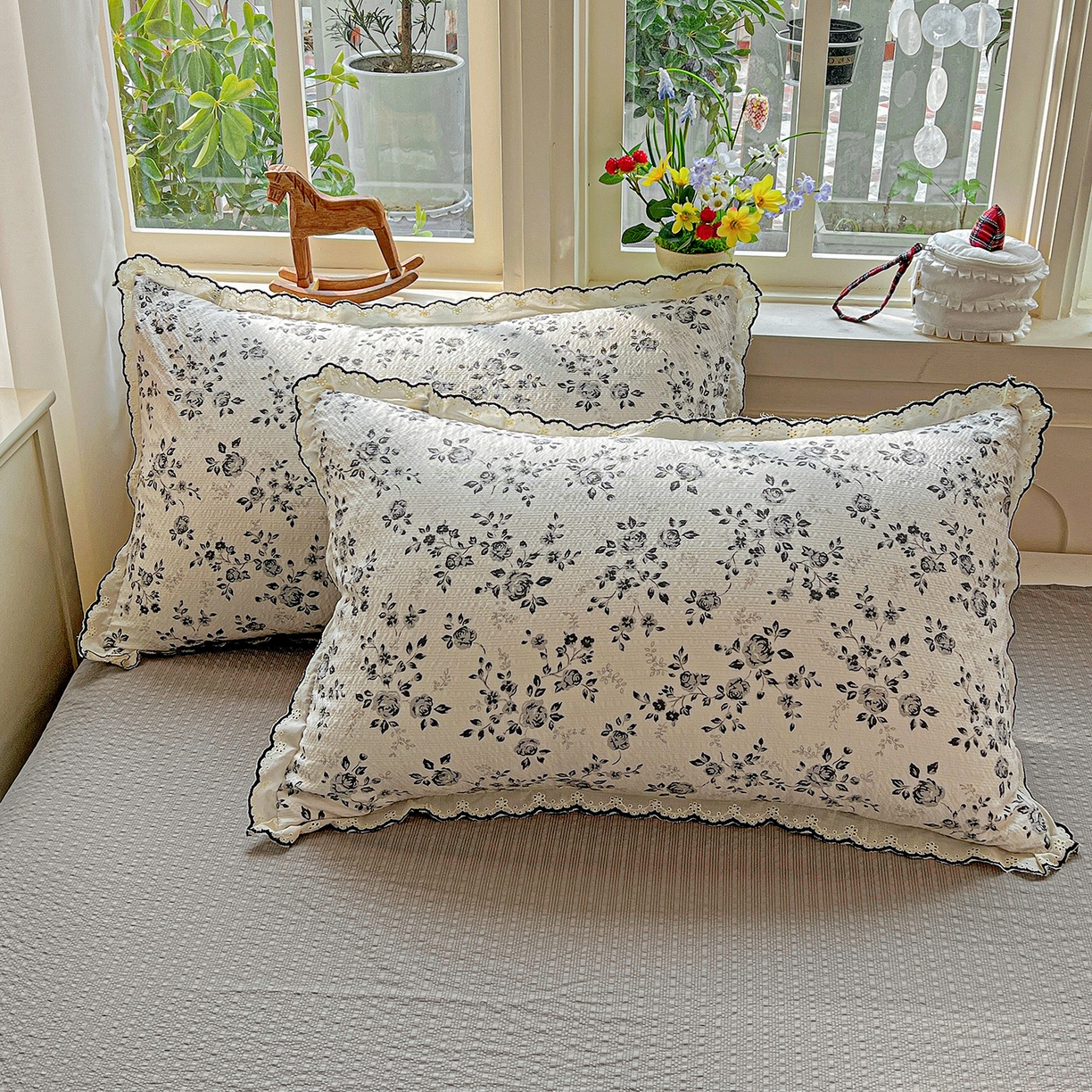 91家纺网 家纺一手货源 找家纺 禾沐 2026新款云感泡芙纱全棉蕾丝花边款夏被四件套 只闻花香