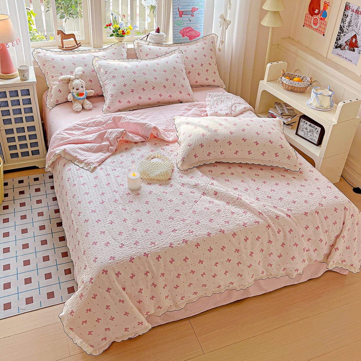 91家纺网 家纺一手货源 找家纺 禾沐 2026新款云感泡芙纱全棉蕾丝花边款夏被四件套 若梦