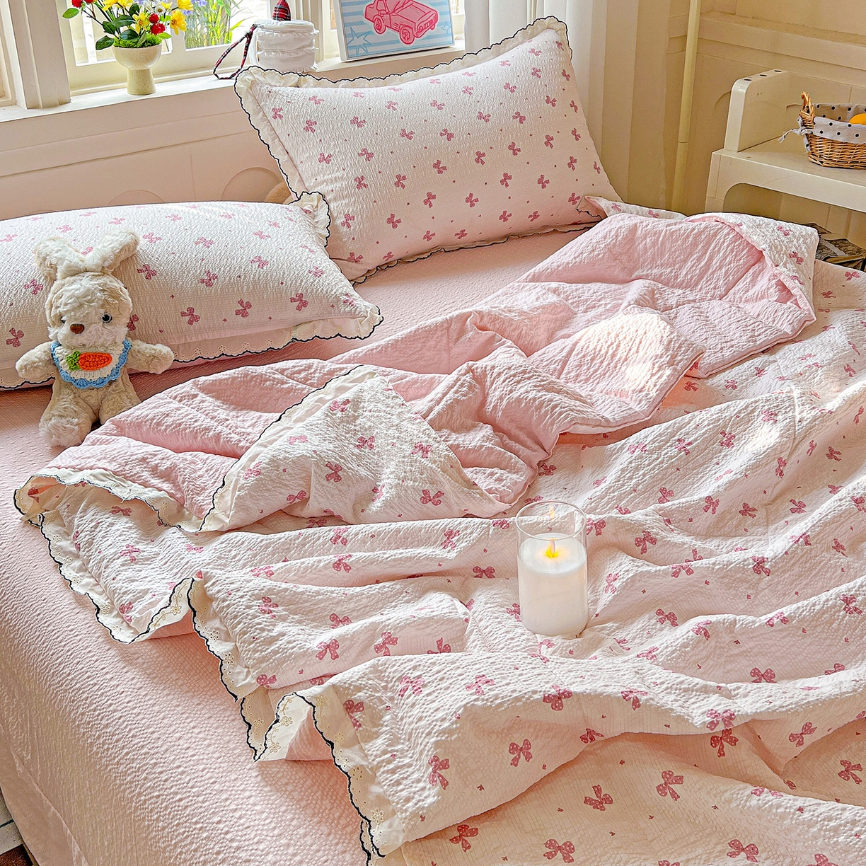 91家纺网 家纺一手货源 找家纺 禾沐 2026新款云感泡芙纱全棉蕾丝花边款夏被四件套 若梦