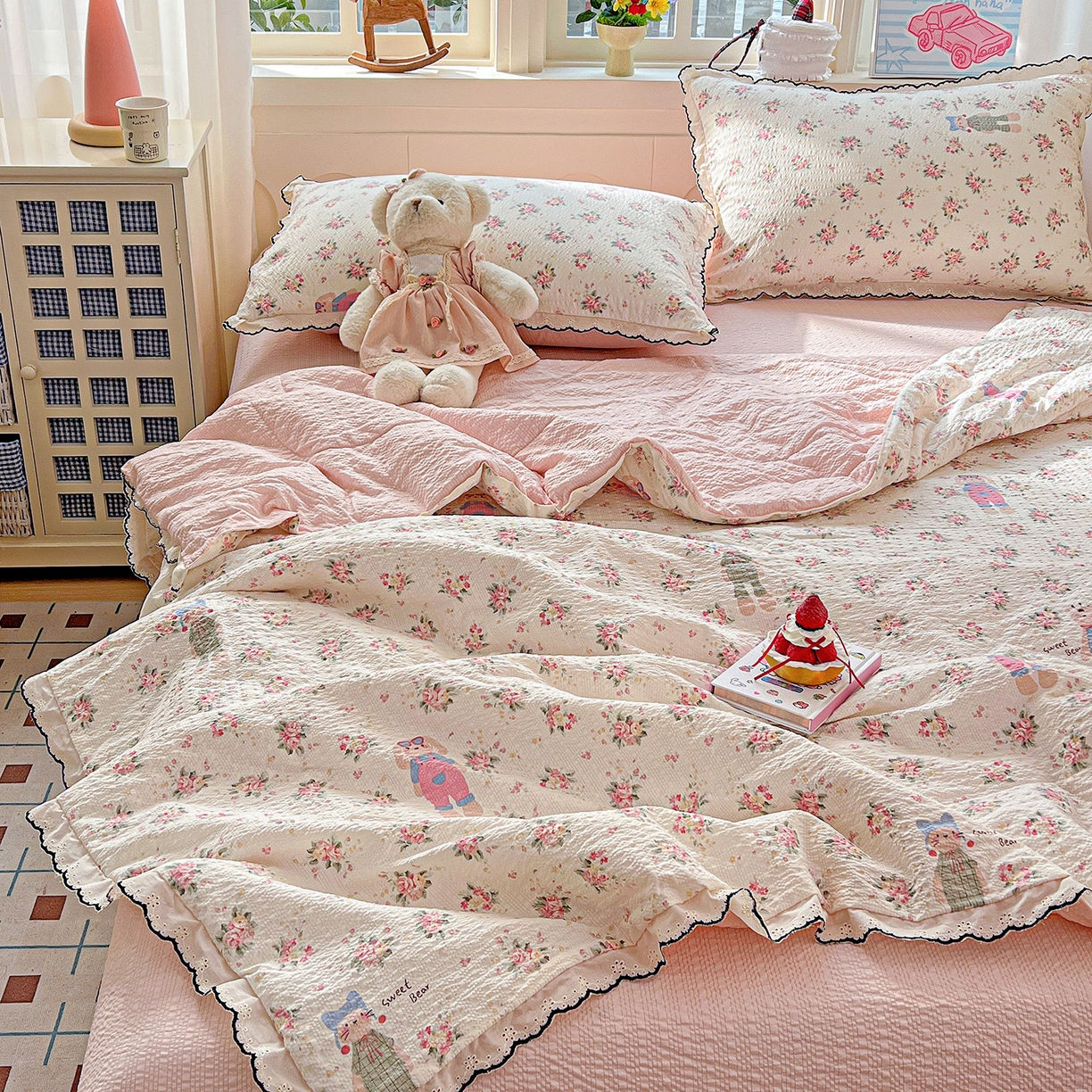 91家纺网 家纺一手货源 找家纺 禾沐 2026新款云感泡芙纱全棉蕾丝花边款夏被四件套 花丛萌免