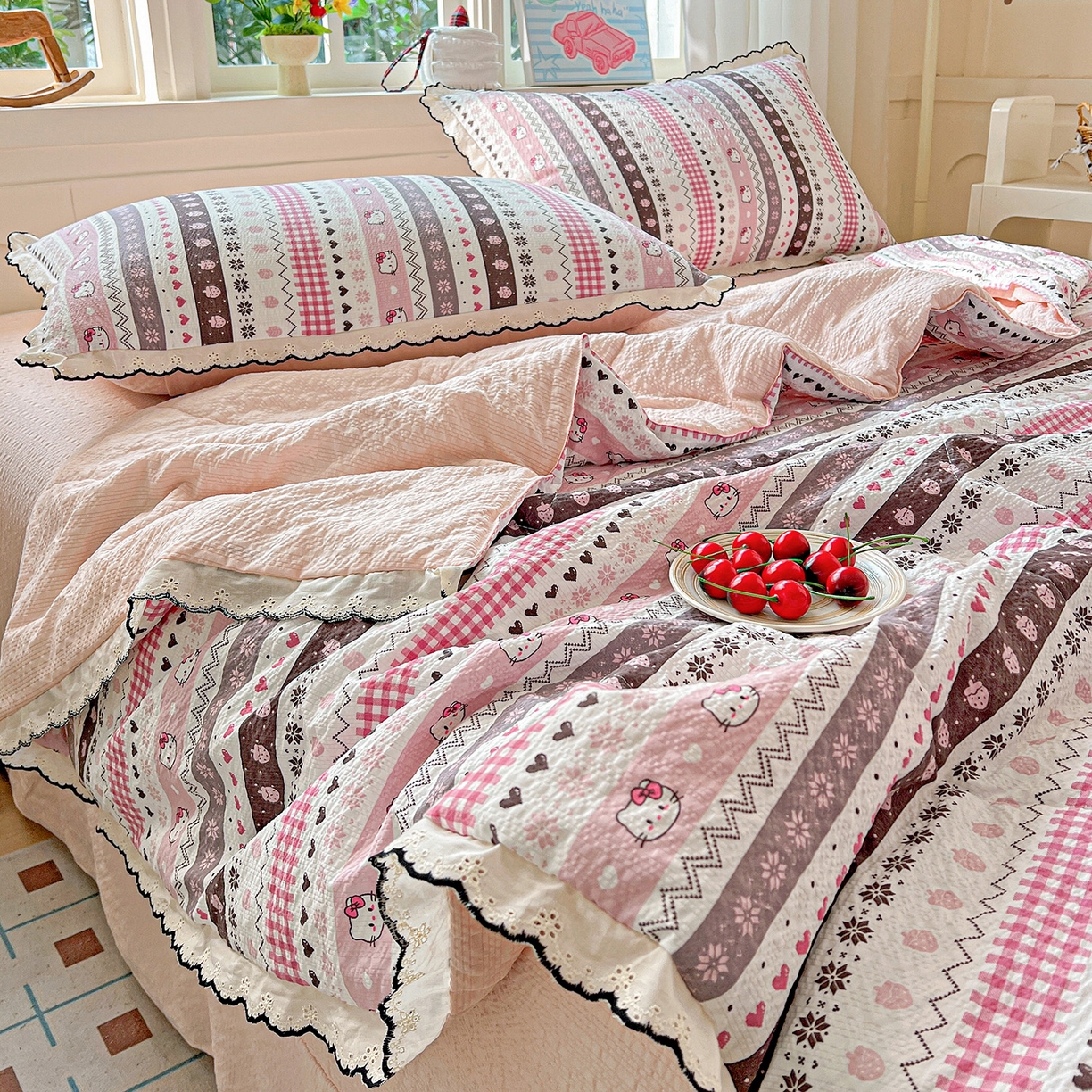 91家纺网 家纺一手货源 找家纺 禾沐 2026新款云感泡芙纱全棉蕾丝花边款夏被四件套 猫咪集