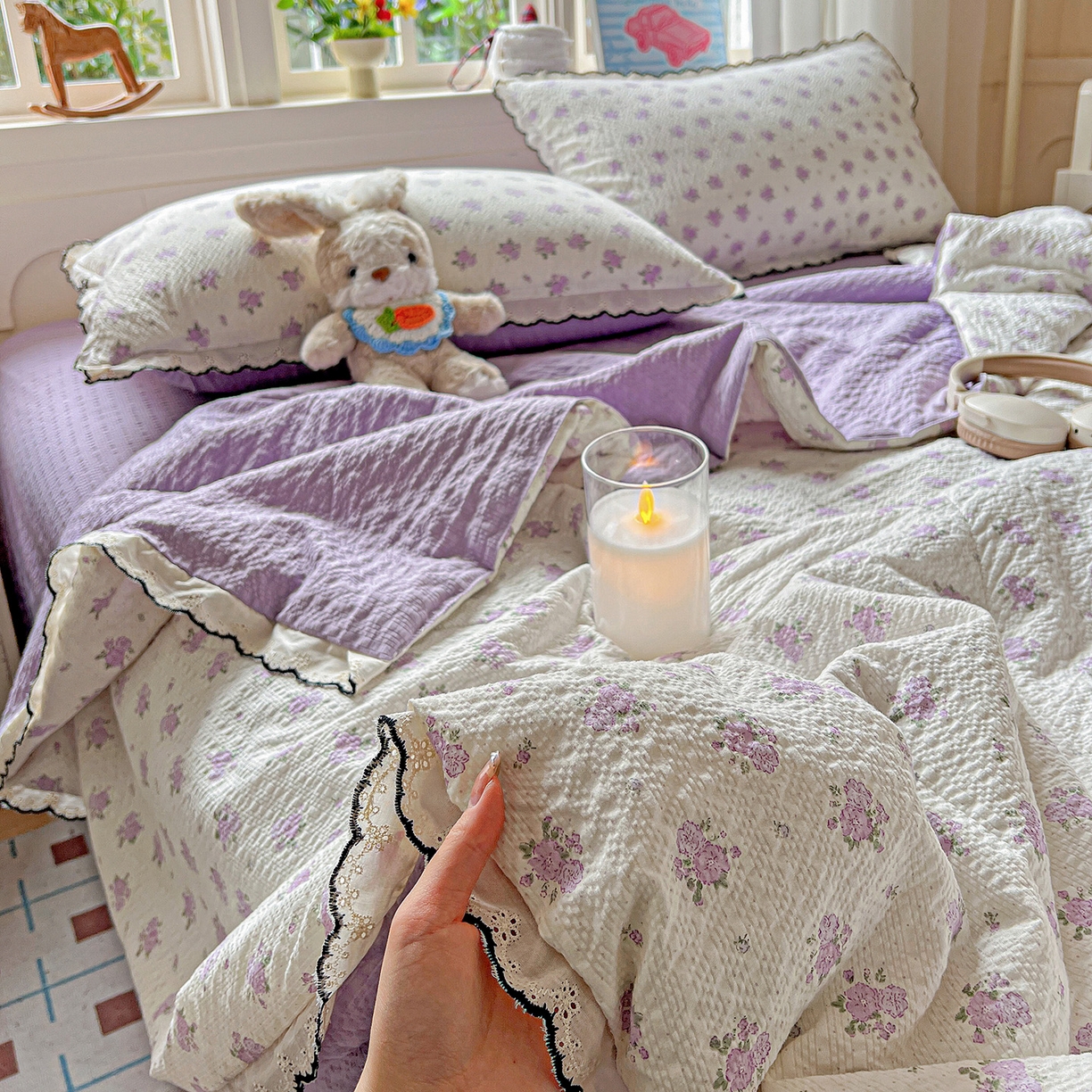 91家纺网 家纺一手货源 找家纺 禾沐 2026新款云感泡芙纱全棉蕾丝花边款夏被四件套 芋泥花束