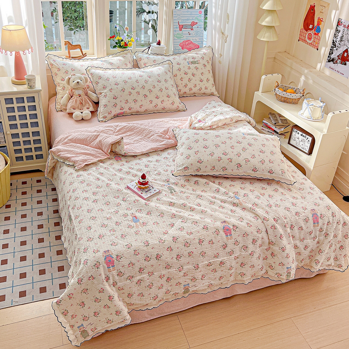 91家纺网 家纺一手货源 找家纺 禾沐 2026新款云感泡芙纱全棉蕾丝花边款夏被四件套 花丛萌免