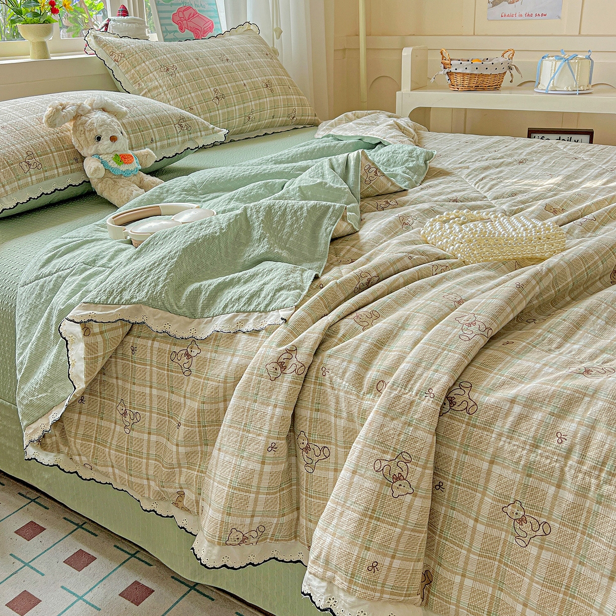 91家纺网 家纺一手货源 找家纺 禾沐 2026新款云感泡芙纱全棉蕾丝花边款夏被四件套 格纹熊