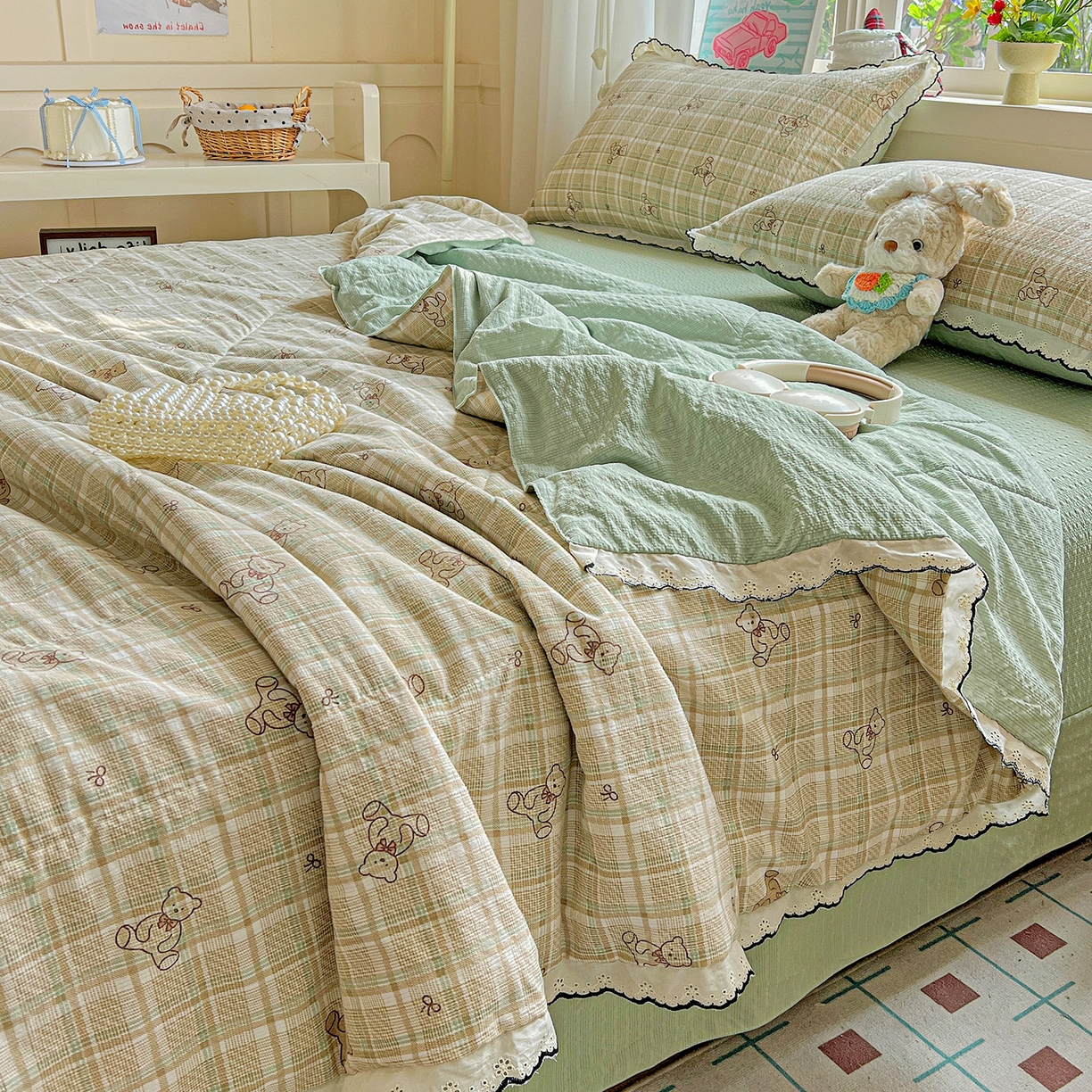 91家纺网 家纺一手货源 找家纺 禾沐 2026新款云感泡芙纱全棉蕾丝花边款夏被四件套 格纹熊