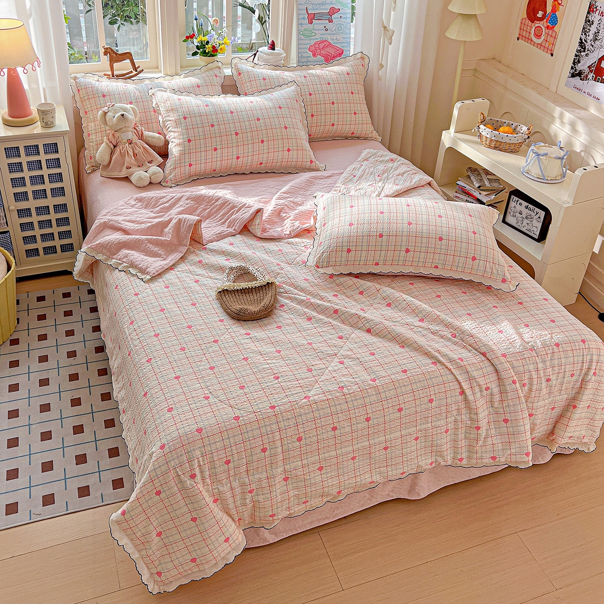 91家纺网 家纺一手货源 找家纺 禾沐 2026新款云感泡芙纱全棉蕾丝花边款夏被四件套 格格心