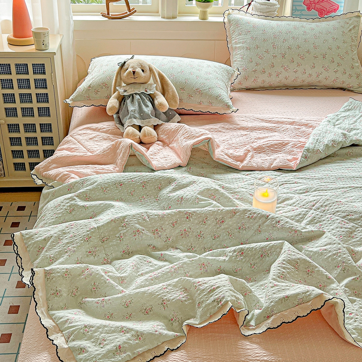 91家纺网 家纺一手货源 找家纺 禾沐 2026新款云感泡芙纱全棉蕾丝花边款夏被四件套 花软雾