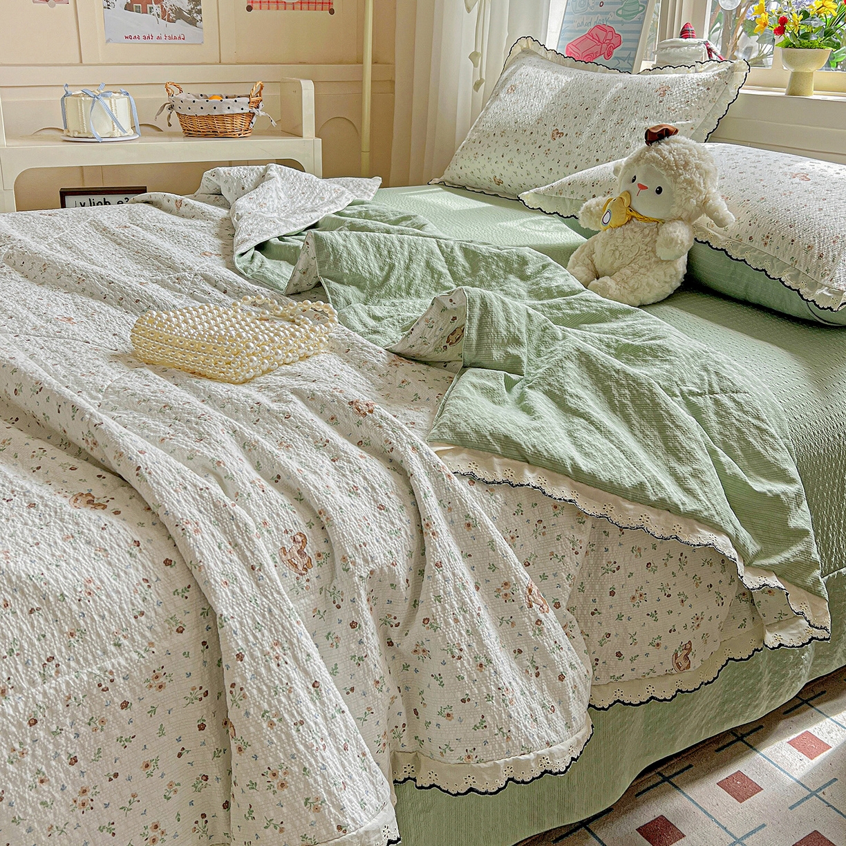 91家纺网 家纺一手货源 找家纺 禾沐 2026新款云感泡芙纱全棉蕾丝花边款夏被四件套 木马小花团