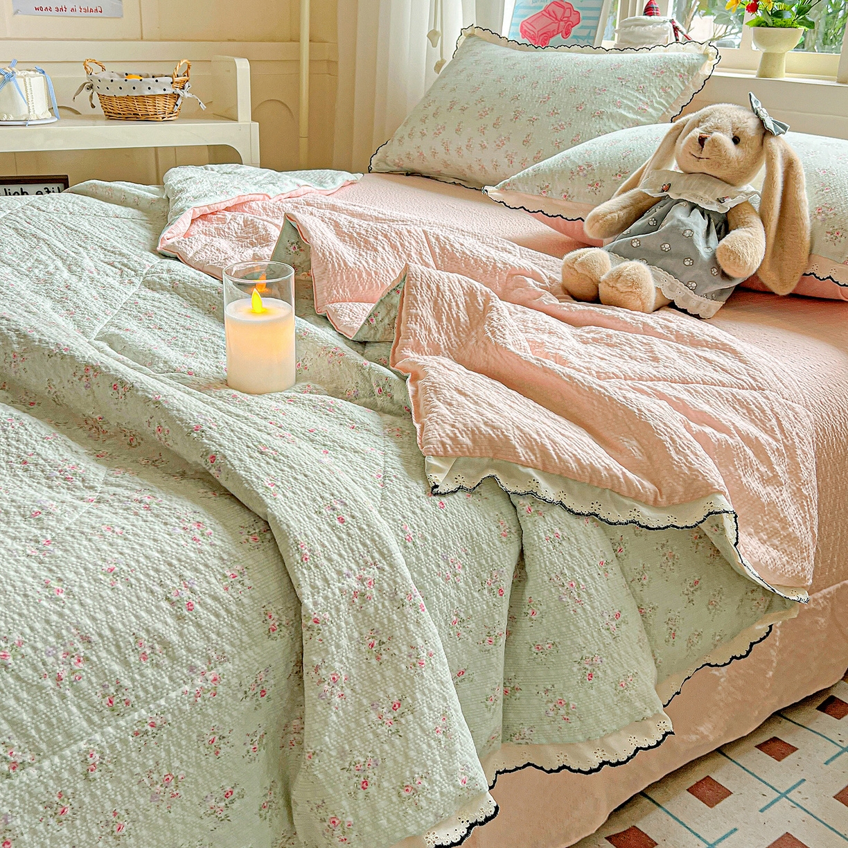 91家纺网 家纺一手货源 找家纺 禾沐 2026新款云感泡芙纱全棉蕾丝花边款夏被四件套 花软雾