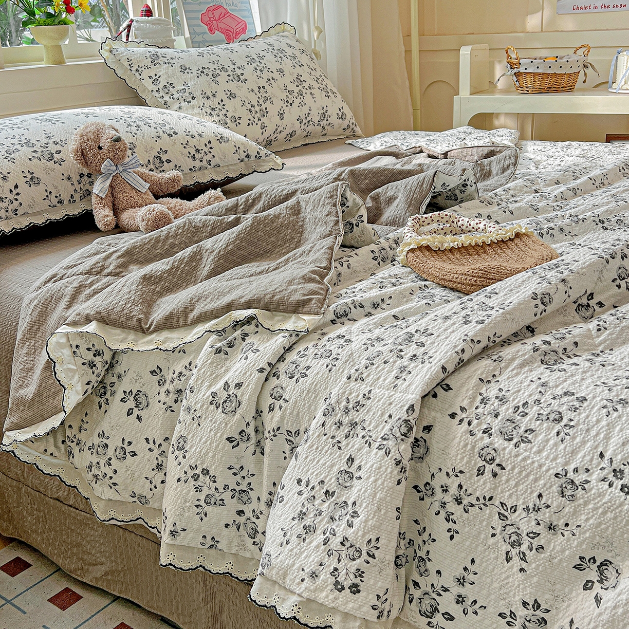 91家纺网 家纺一手货源 找家纺 禾沐 2026新款云感泡芙纱全棉蕾丝花边款夏被四件套 只闻花香