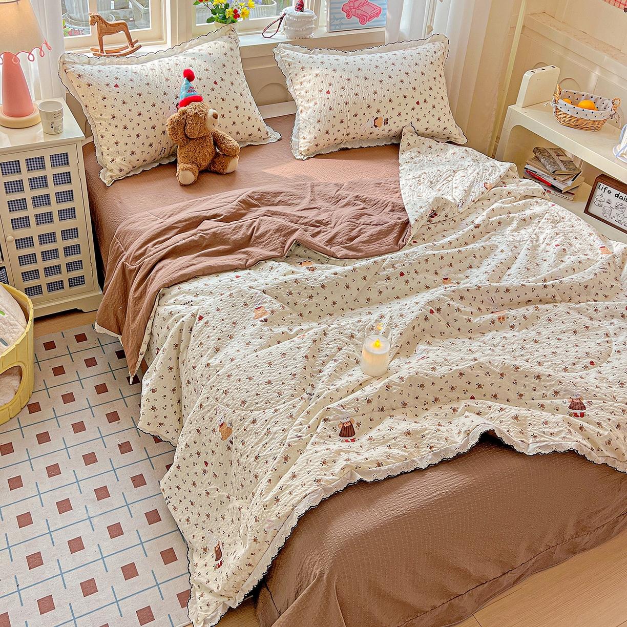 91家纺网 家纺一手货源 找家纺 禾沐 2026新款云感泡芙纱全棉蕾丝花边款夏被四件套 田园免