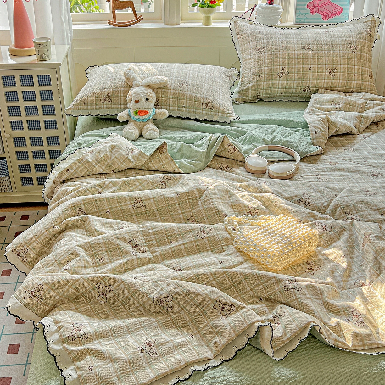 91家纺网 家纺一手货源 找家纺 禾沐 2026新款云感泡芙纱全棉蕾丝花边款夏被四件套 格纹熊