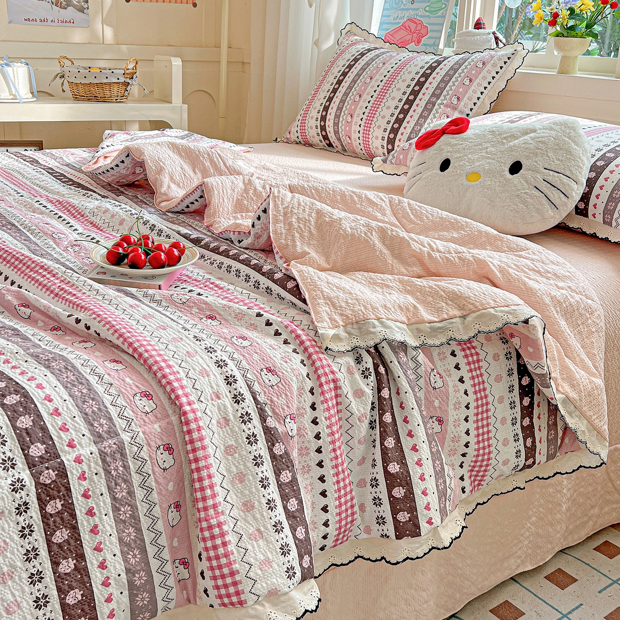 91家纺网 家纺一手货源 找家纺 禾沐 2026新款云感泡芙纱全棉蕾丝花边款夏被四件套 猫咪集