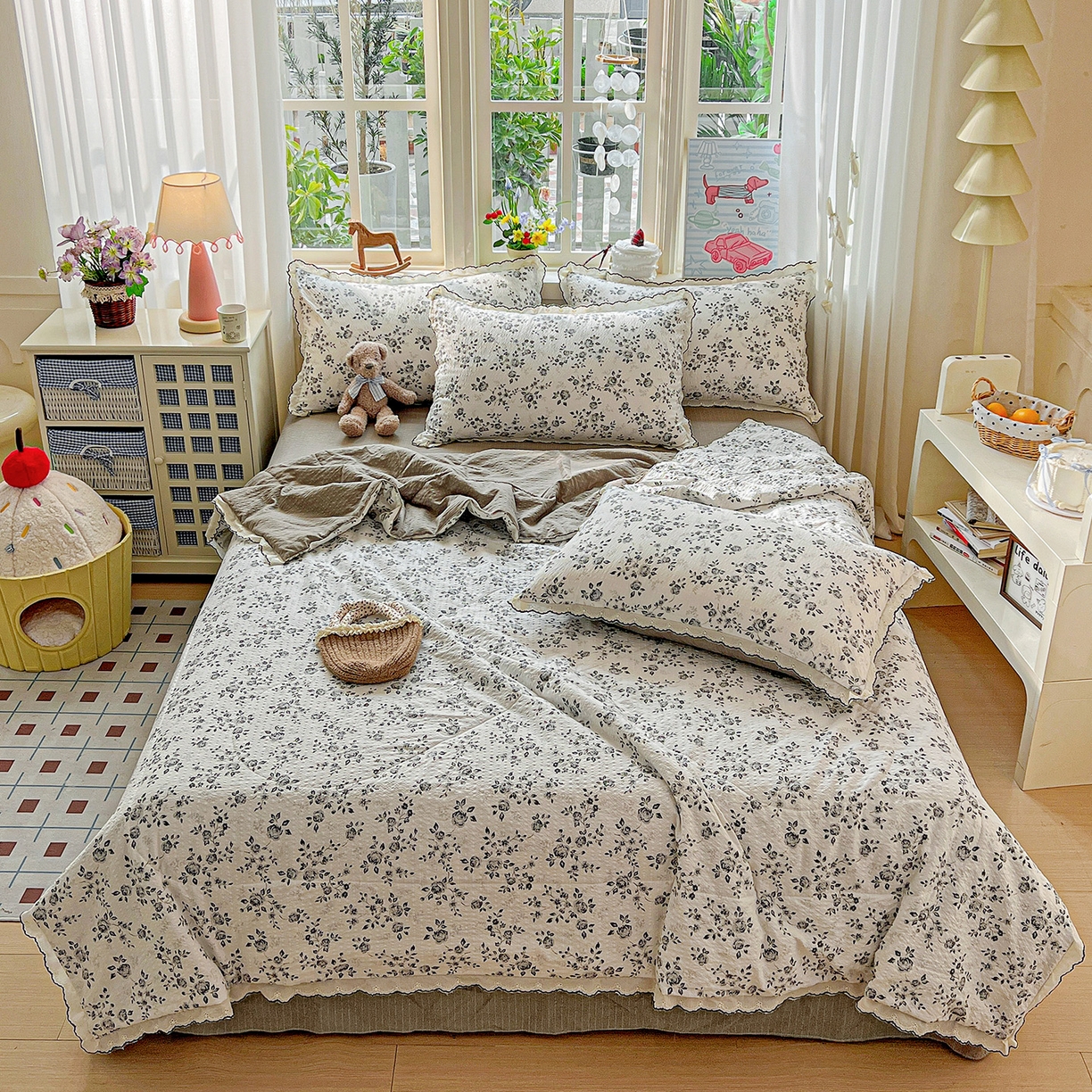 91家纺网 家纺一手货源 找家纺 禾沐 2026新款云感泡芙纱全棉蕾丝花边款夏被四件套 只闻花香