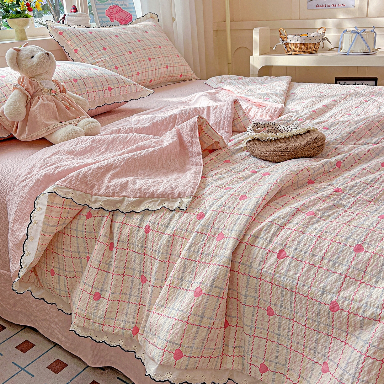 91家纺网 家纺一手货源 找家纺 禾沐 2026新款云感泡芙纱全棉蕾丝花边款夏被四件套 格格心