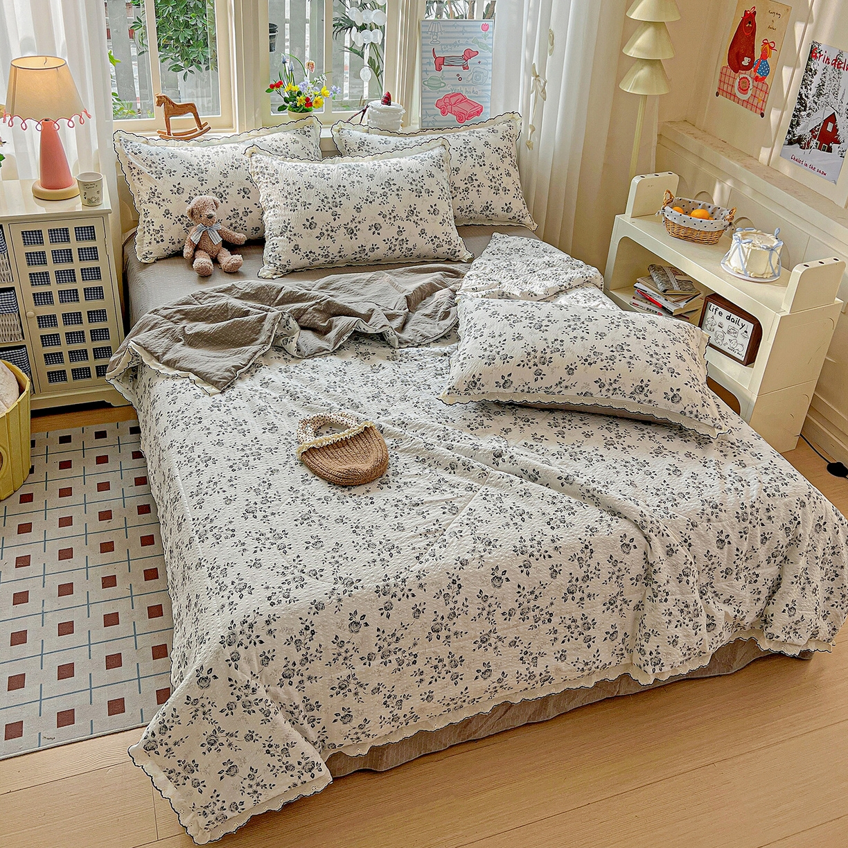 91家纺网 家纺一手货源 找家纺 禾沐 2026新款云感泡芙纱全棉蕾丝花边款夏被四件套 只闻花香