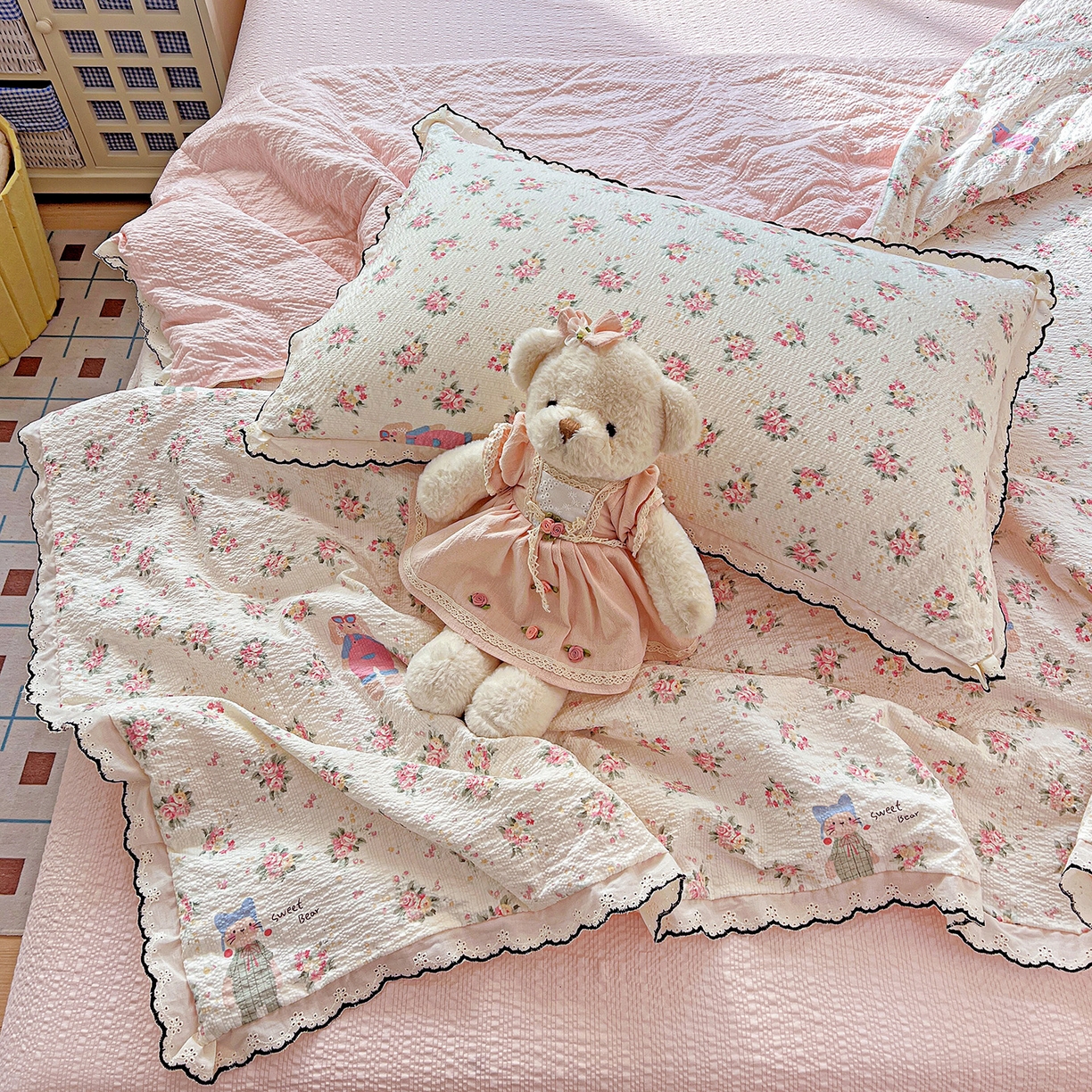 91家纺网 家纺一手货源 找家纺 禾沐 2026新款云感泡芙纱全棉蕾丝花边款夏被四件套 花丛萌免