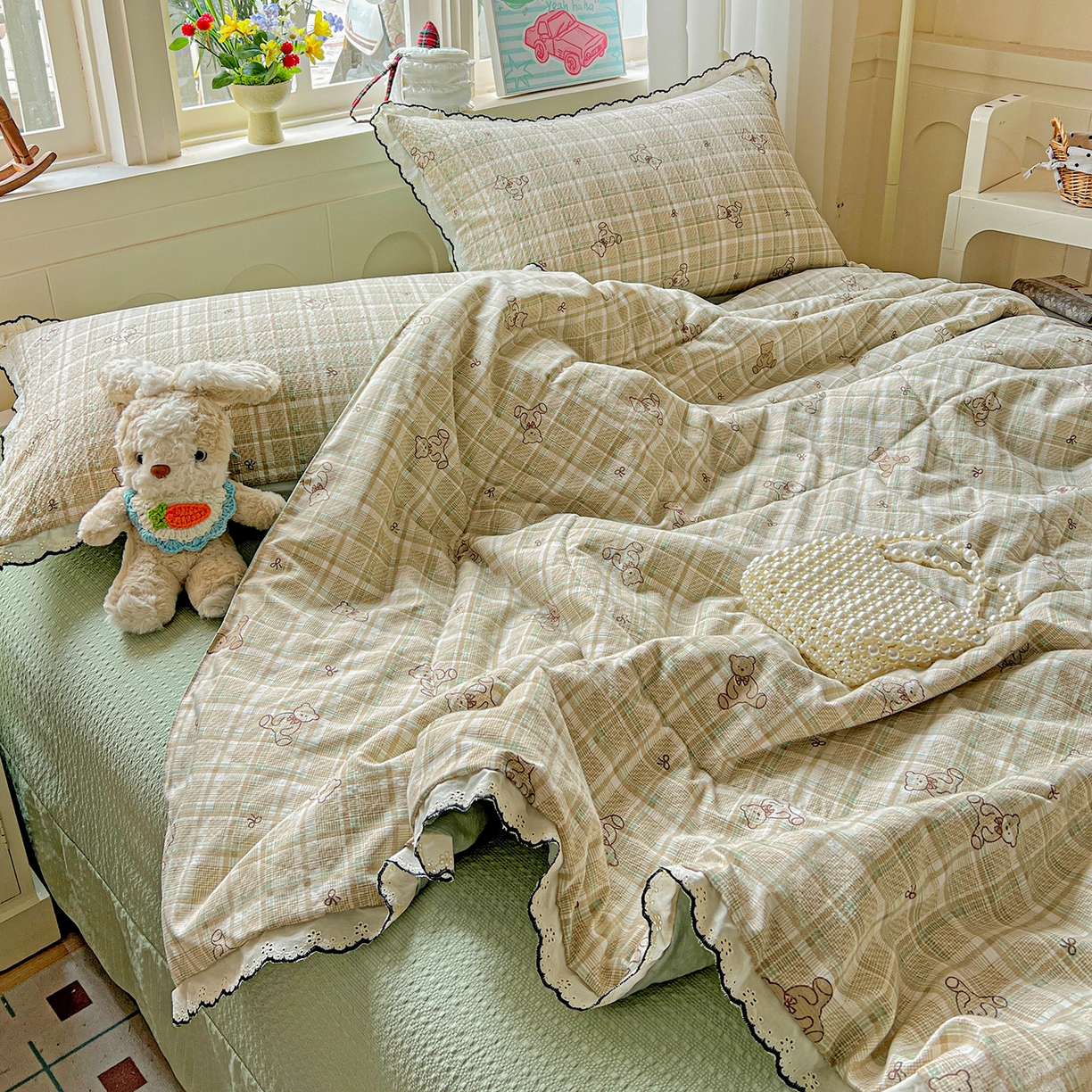 91家纺网 家纺一手货源 找家纺 禾沐 2026新款云感泡芙纱全棉蕾丝花边款夏被四件套 格纹熊