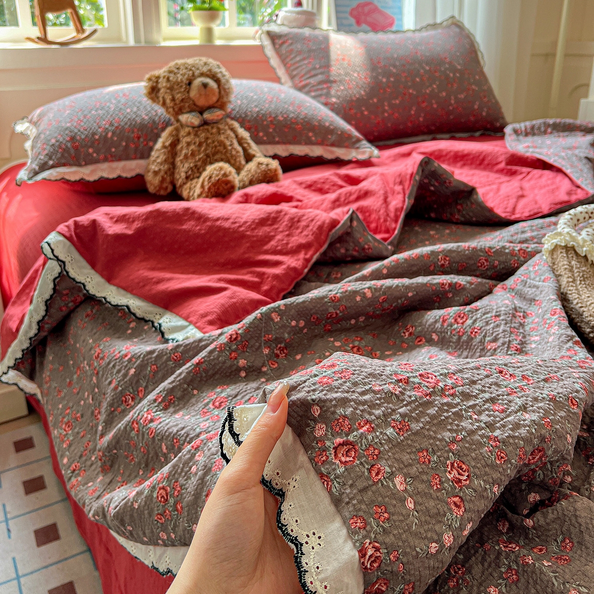 91家纺网 家纺一手货源 找家纺 禾沐 2026新款云感泡芙纱全棉蕾丝花边款夏被四件套 胭脂