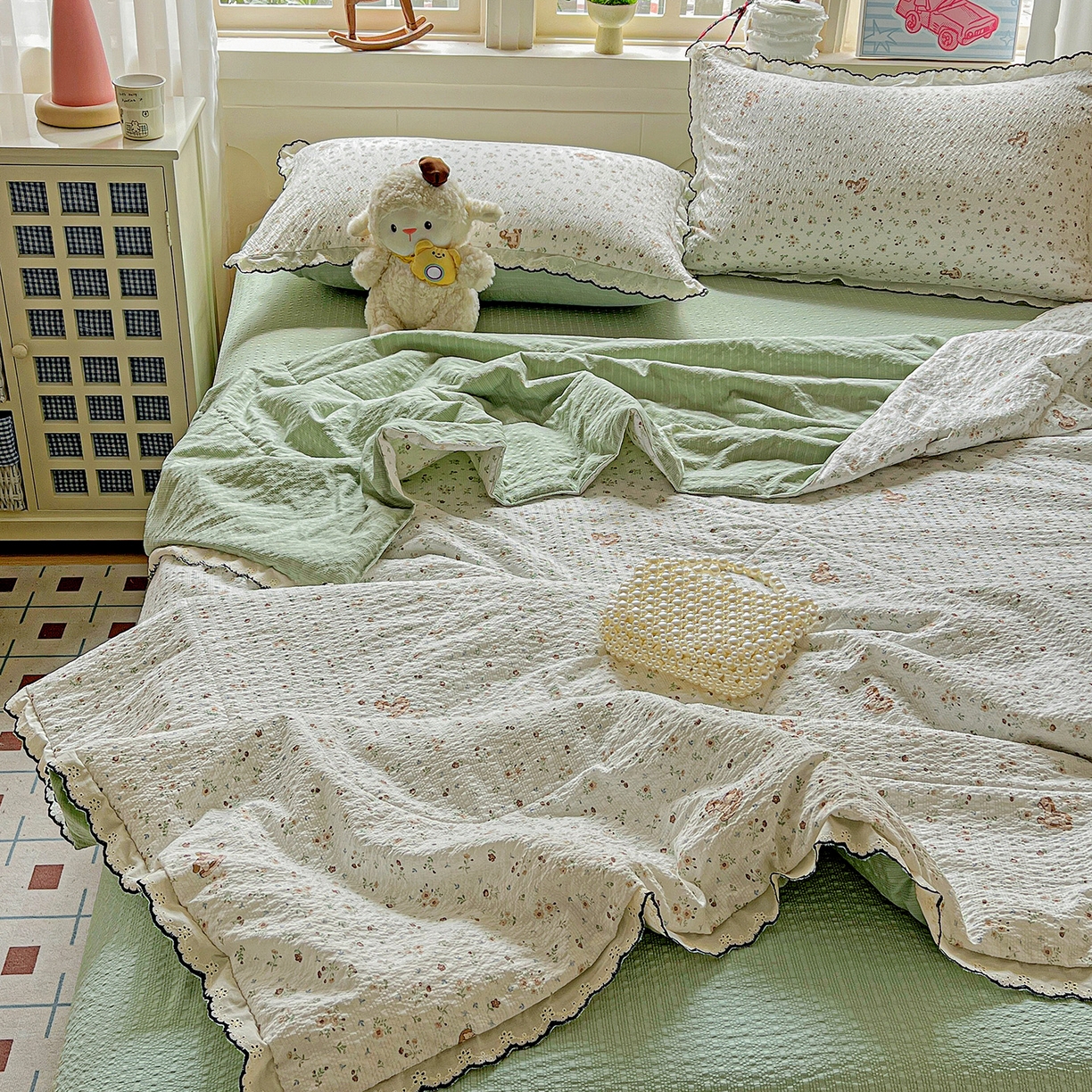 91家纺网 家纺一手货源 找家纺 禾沐 2026新款云感泡芙纱全棉蕾丝花边款夏被四件套 木马小花团