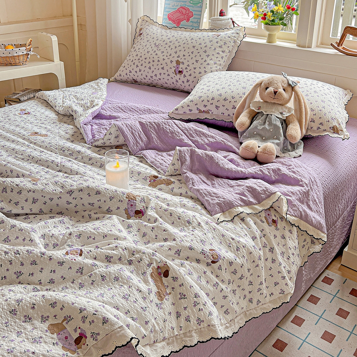 91家纺网 家纺一手货源 找家纺 禾沐 2026新款云感泡芙纱全棉蕾丝花边款夏被四件套 片刻小狗