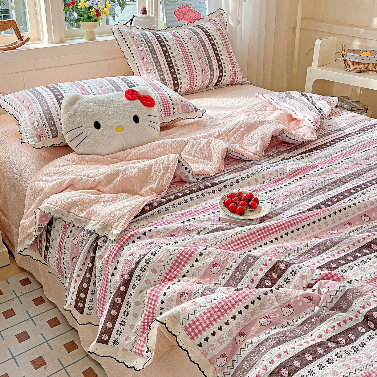 91家纺网 家纺一手货源 找家纺 禾沐 2026新款云感泡芙纱全棉蕾丝花边款夏被四件套 猫咪集