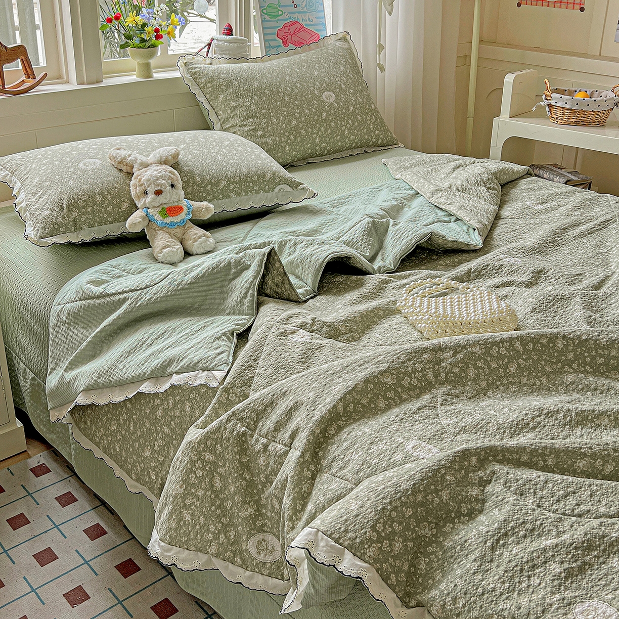 91家纺网 家纺一手货源 找家纺 禾沐 2026新款云感泡芙纱全棉蕾丝花边款夏被四件套 蔷薇花