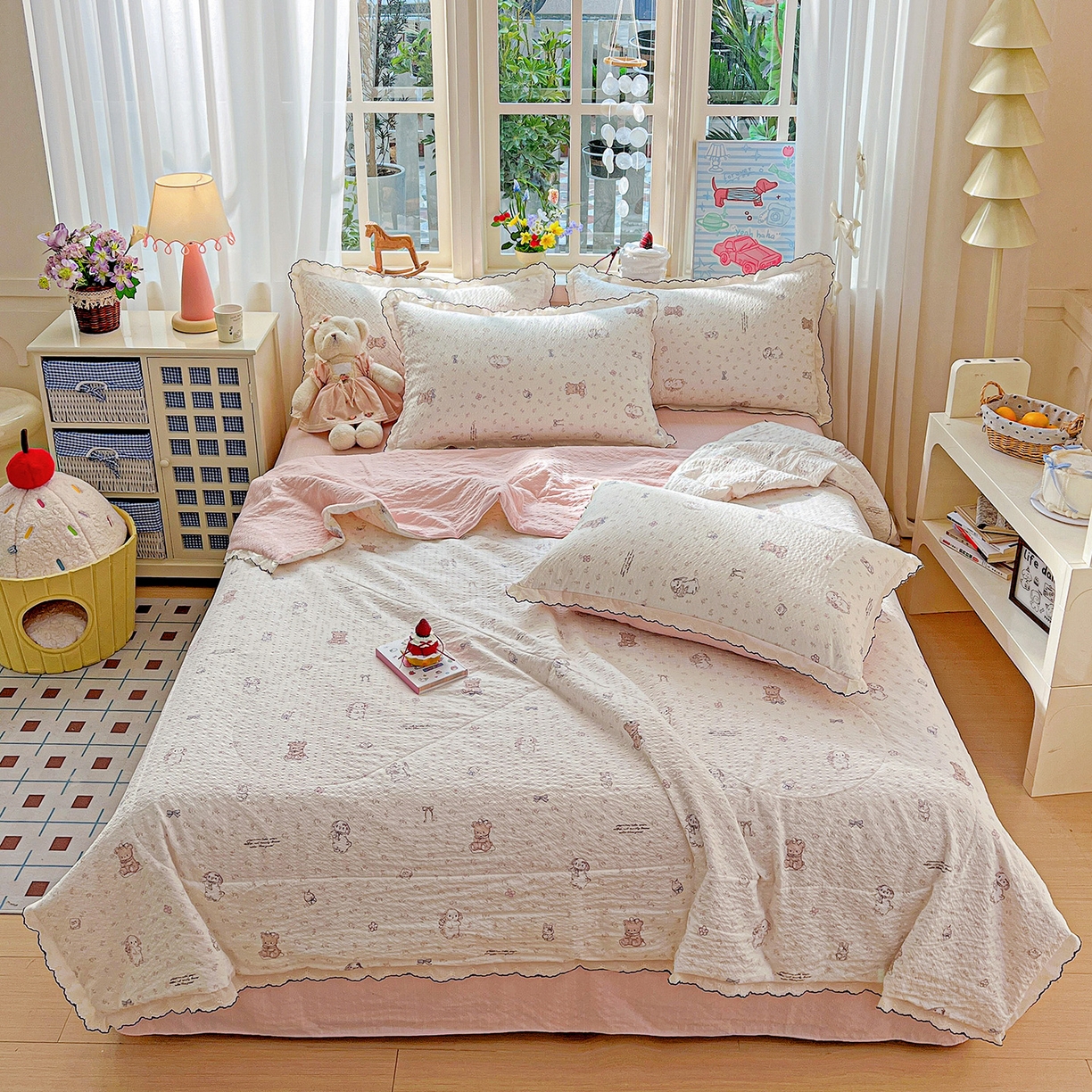 91家纺网 家纺一手货源 找家纺 禾沐 2026新款云感泡芙纱全棉蕾丝花边款夏被四件套 悦悦小兔