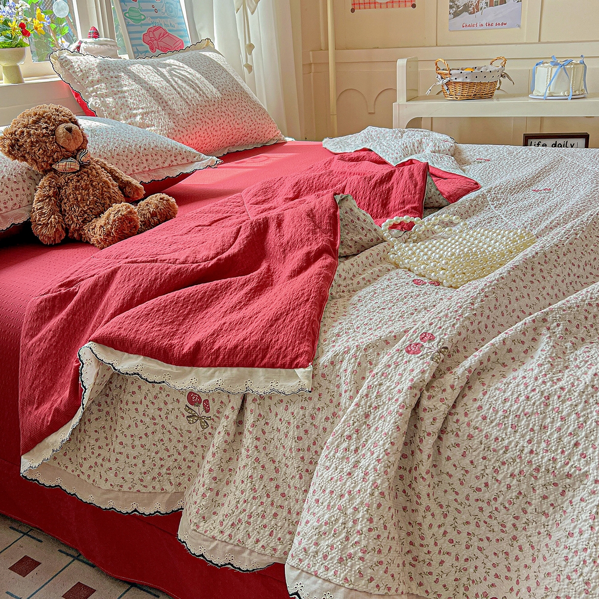 91家纺网 家纺一手货源 找家纺 禾沐 2026新款云感泡芙纱全棉蕾丝花边款夏被四件套 莓系花伐