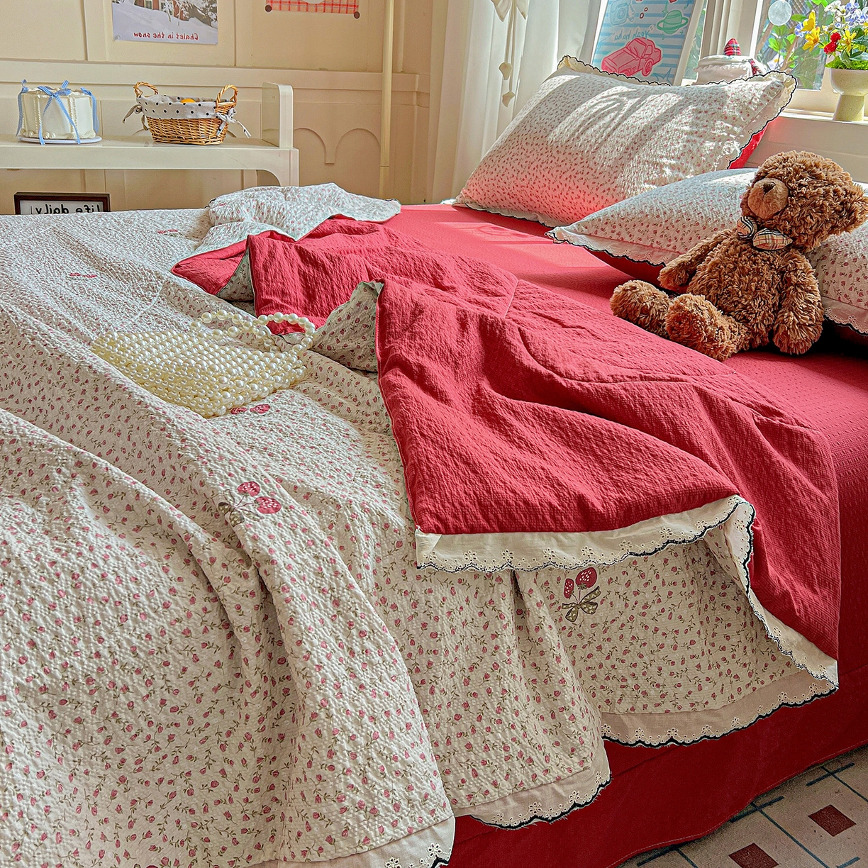 91家纺网 家纺一手货源 找家纺 禾沐 2026新款云感泡芙纱全棉蕾丝花边款夏被四件套 莓系花伐