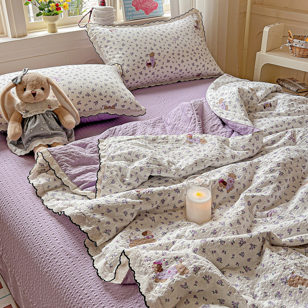 91家纺网 家纺一手货源 找家纺 禾沐 2026新款云感泡芙纱全棉蕾丝花边款夏被四件套 片刻小狗