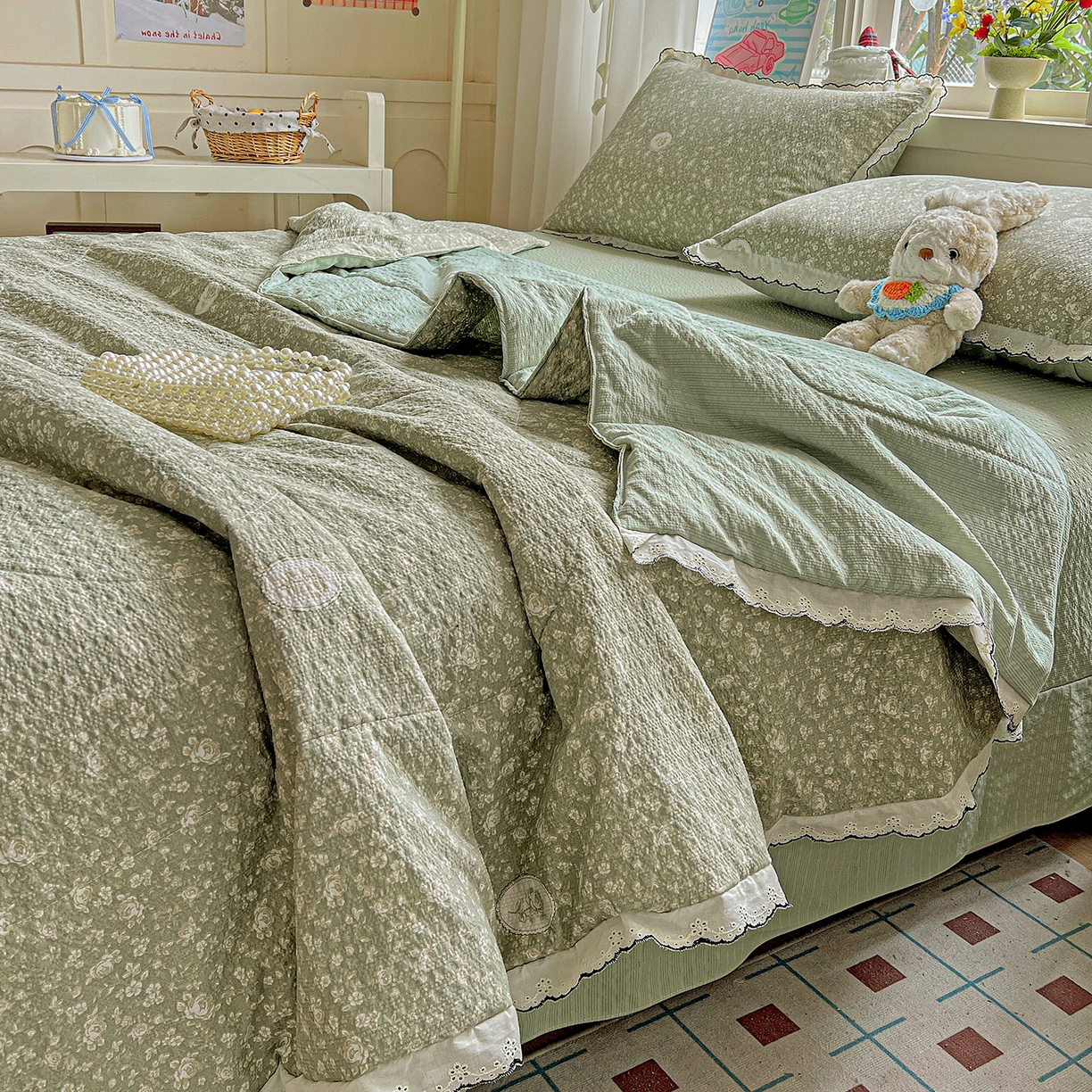 91家纺网 家纺一手货源 找家纺 禾沐 2026新款云感泡芙纱全棉蕾丝花边款夏被四件套 蔷薇花