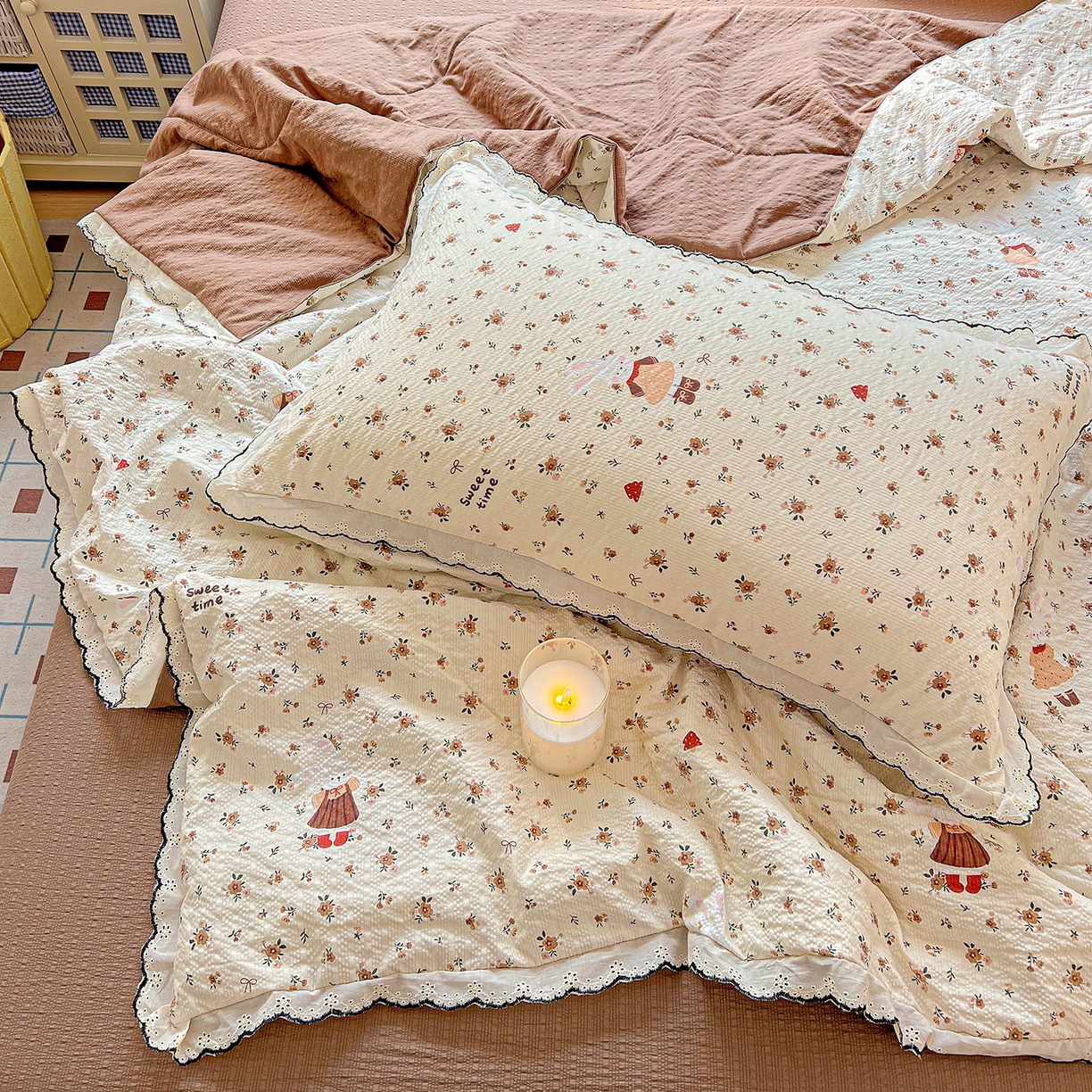 91家纺网 家纺一手货源 找家纺 禾沐 2026新款云感泡芙纱全棉蕾丝花边款夏被四件套 田园免