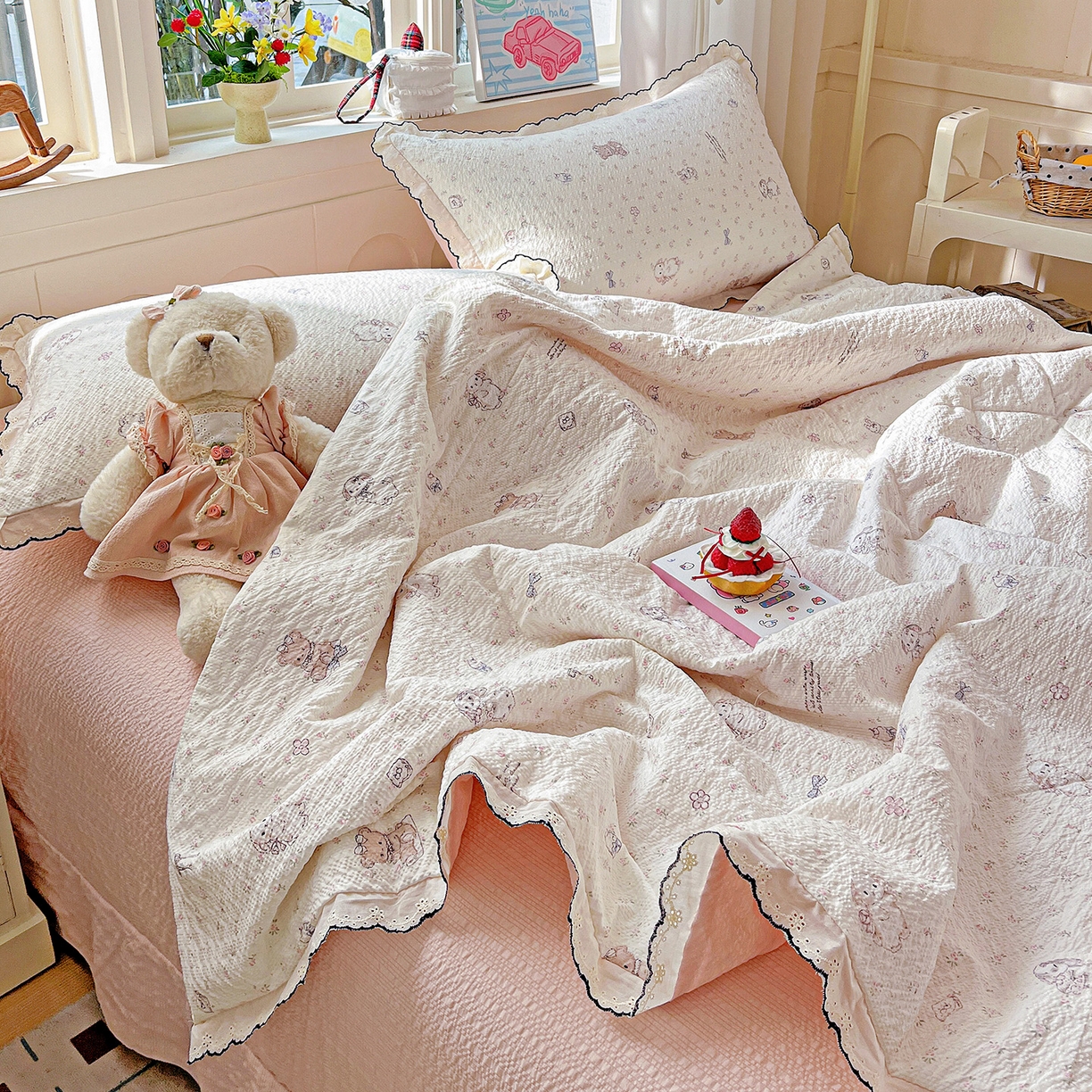 91家纺网 家纺一手货源 找家纺 禾沐 2026新款云感泡芙纱全棉蕾丝花边款夏被四件套 悦悦小兔