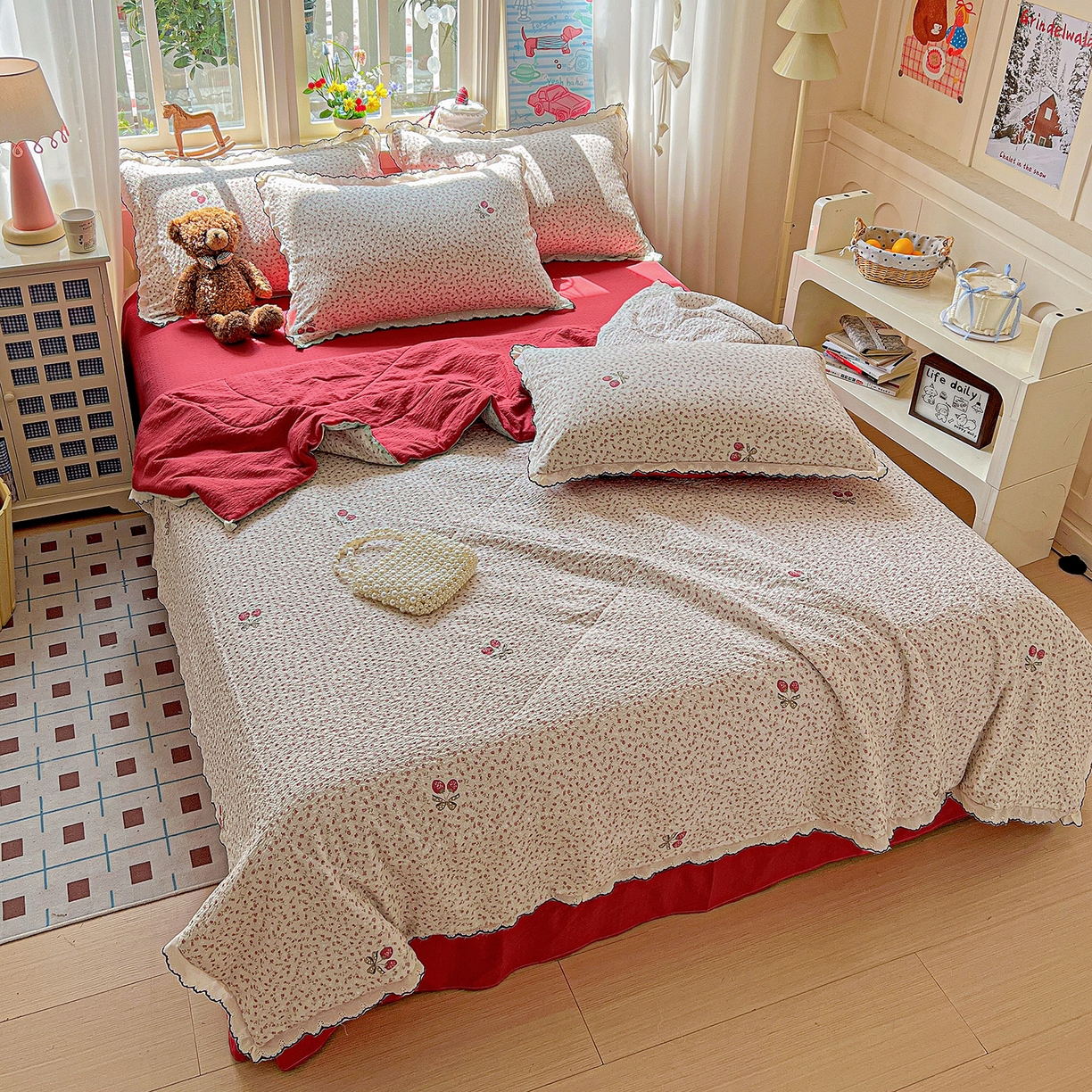 91家纺网 家纺一手货源 找家纺 禾沐 2026新款云感泡芙纱全棉蕾丝花边款夏被四件套 莓系花伐