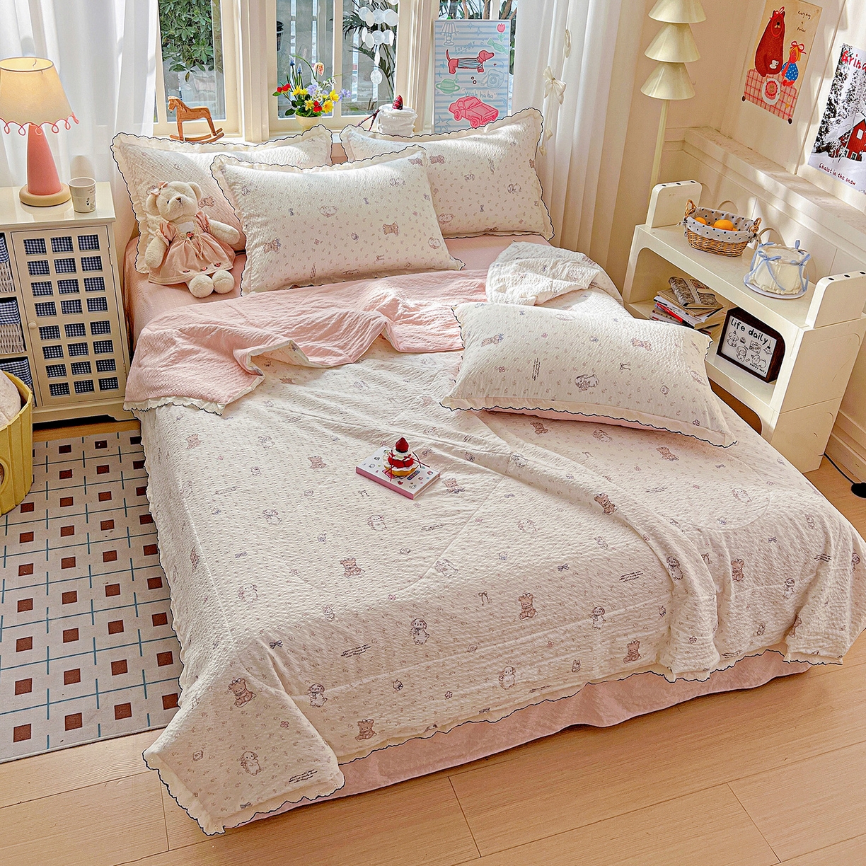 91家纺网 家纺一手货源 找家纺 禾沐 2026新款云感泡芙纱全棉蕾丝花边款夏被四件套 悦悦小兔