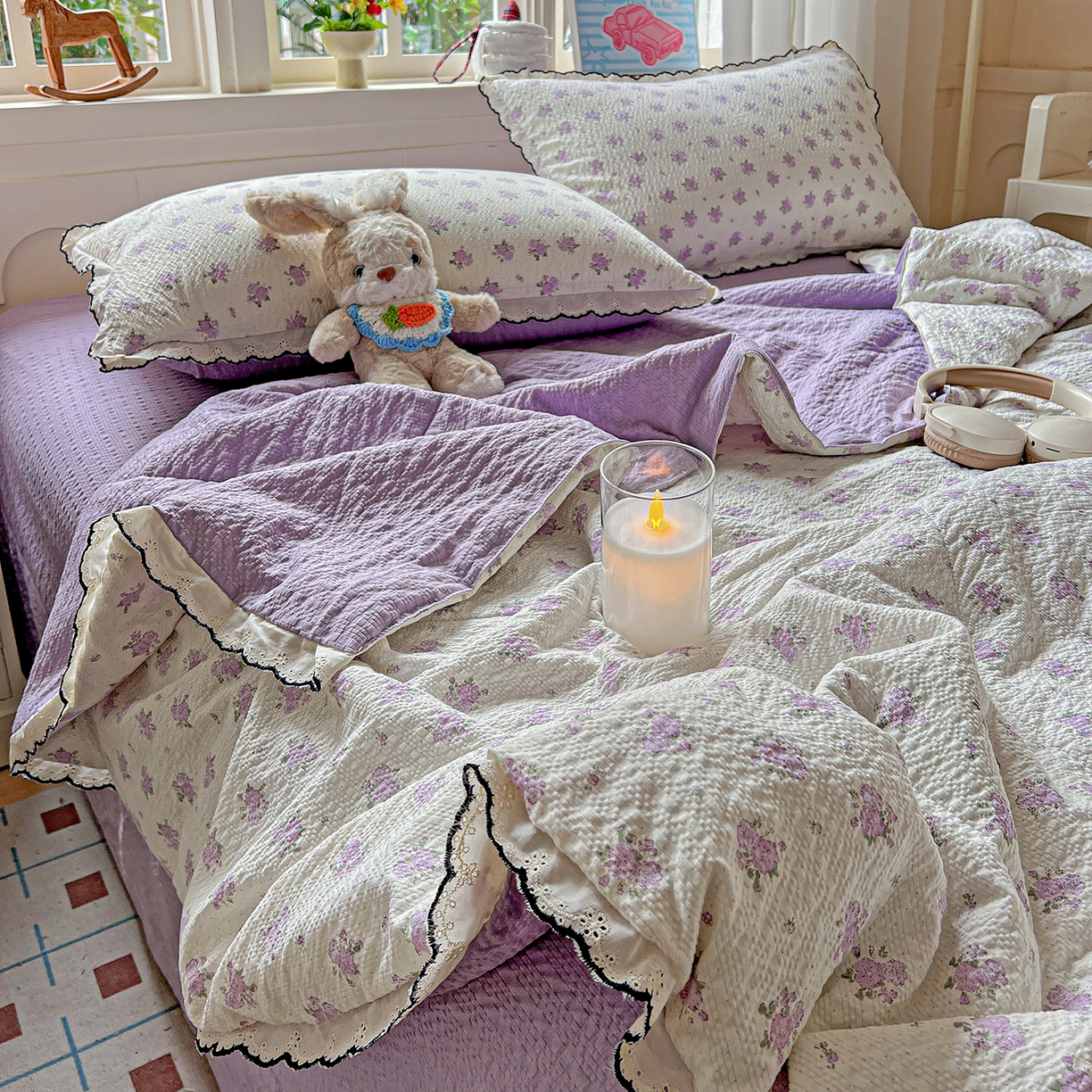 91家纺网 家纺一手货源 找家纺 禾沐 2026新款云感泡芙纱全棉蕾丝花边款夏被四件套 芋泥花束