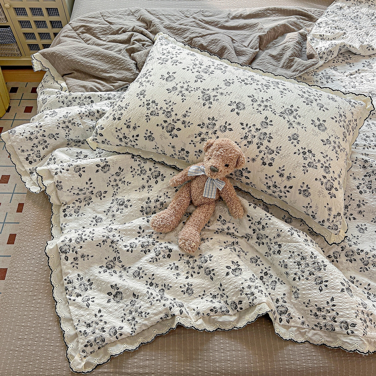 91家纺网 家纺一手货源 找家纺 禾沐 2026新款云感泡芙纱全棉蕾丝花边款夏被四件套 只闻花香