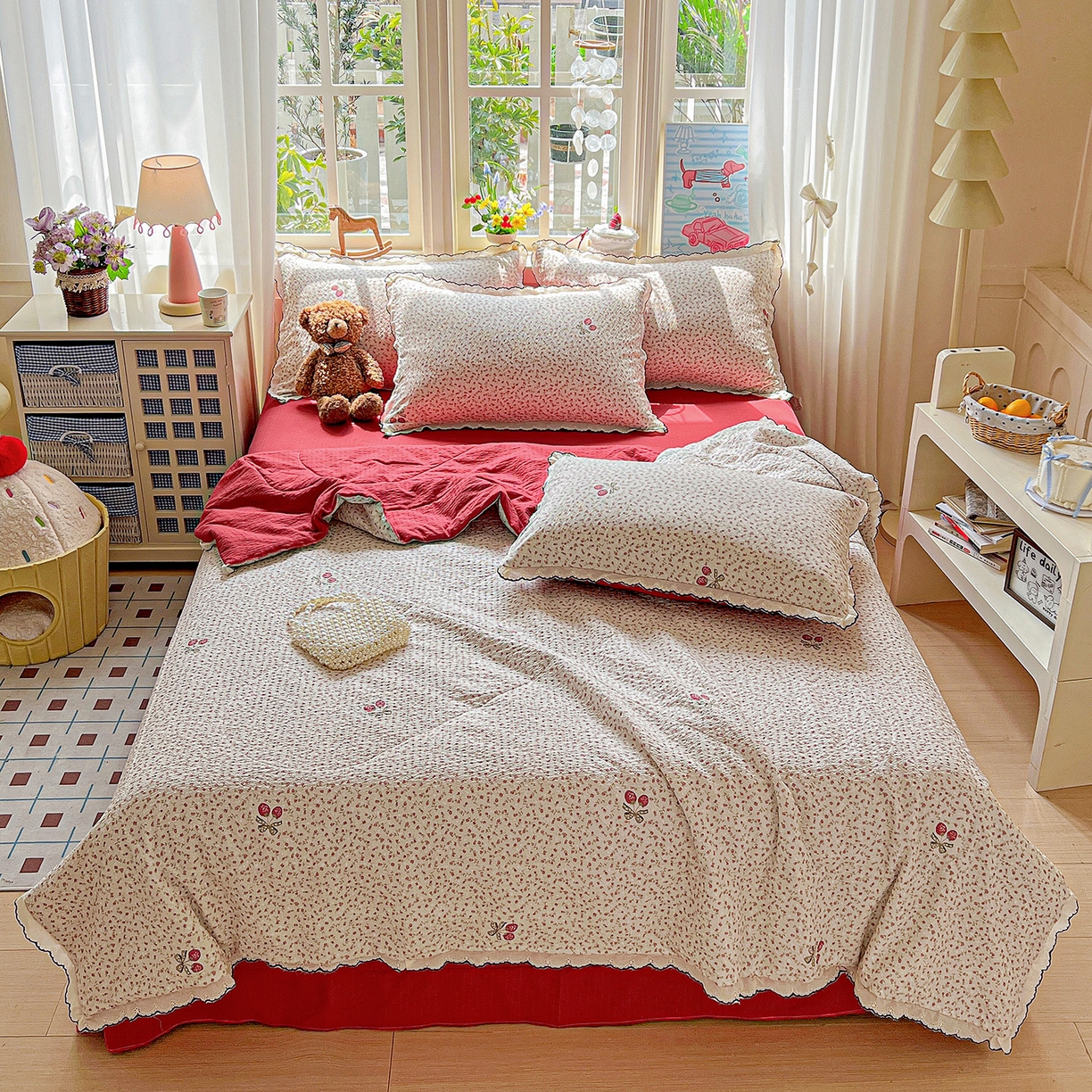 91家纺网 家纺一手货源 找家纺 禾沐 2026新款云感泡芙纱全棉蕾丝花边款夏被四件套 莓系花伐