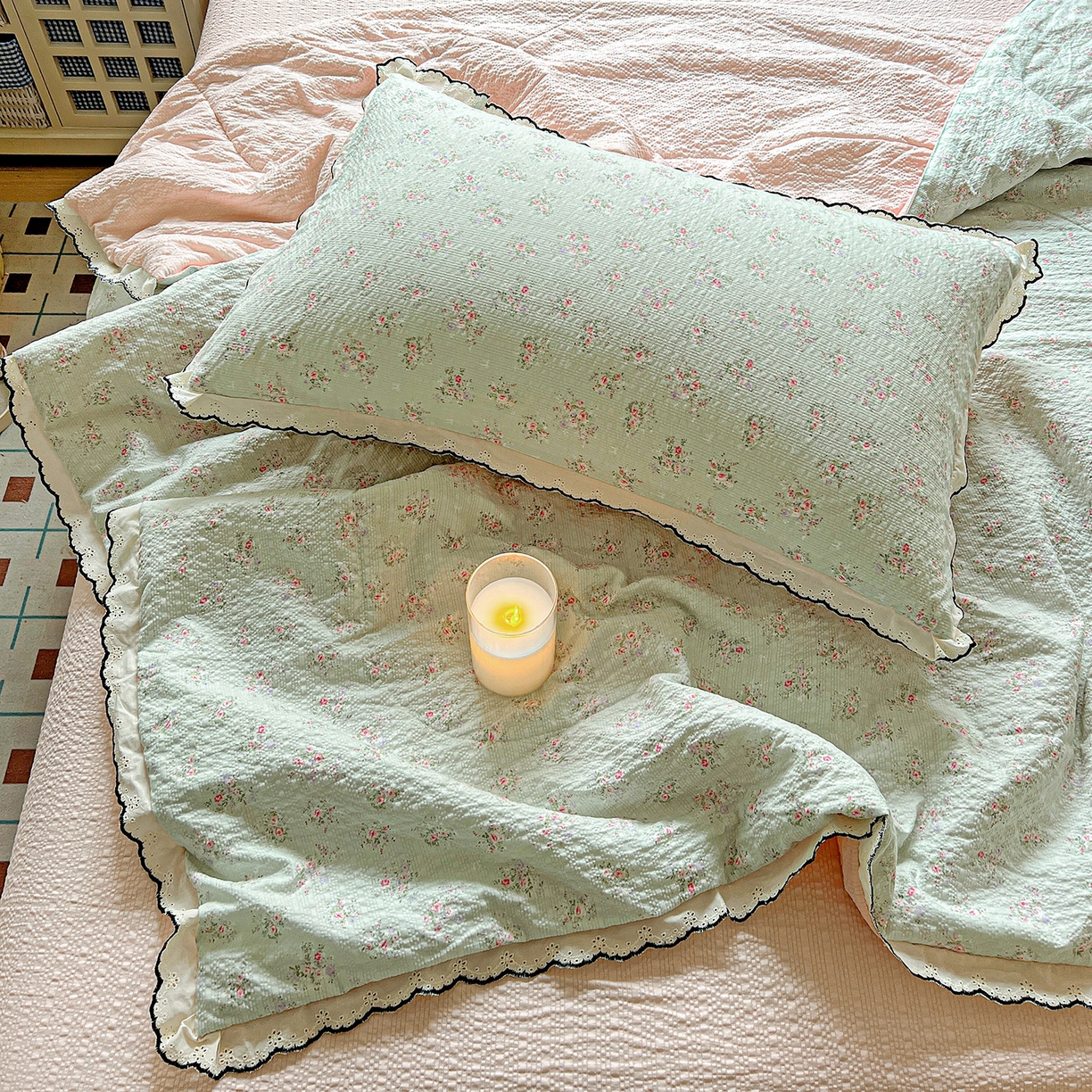 91家纺网 家纺一手货源 找家纺 禾沐 2026新款云感泡芙纱全棉蕾丝花边款夏被四件套 花软雾