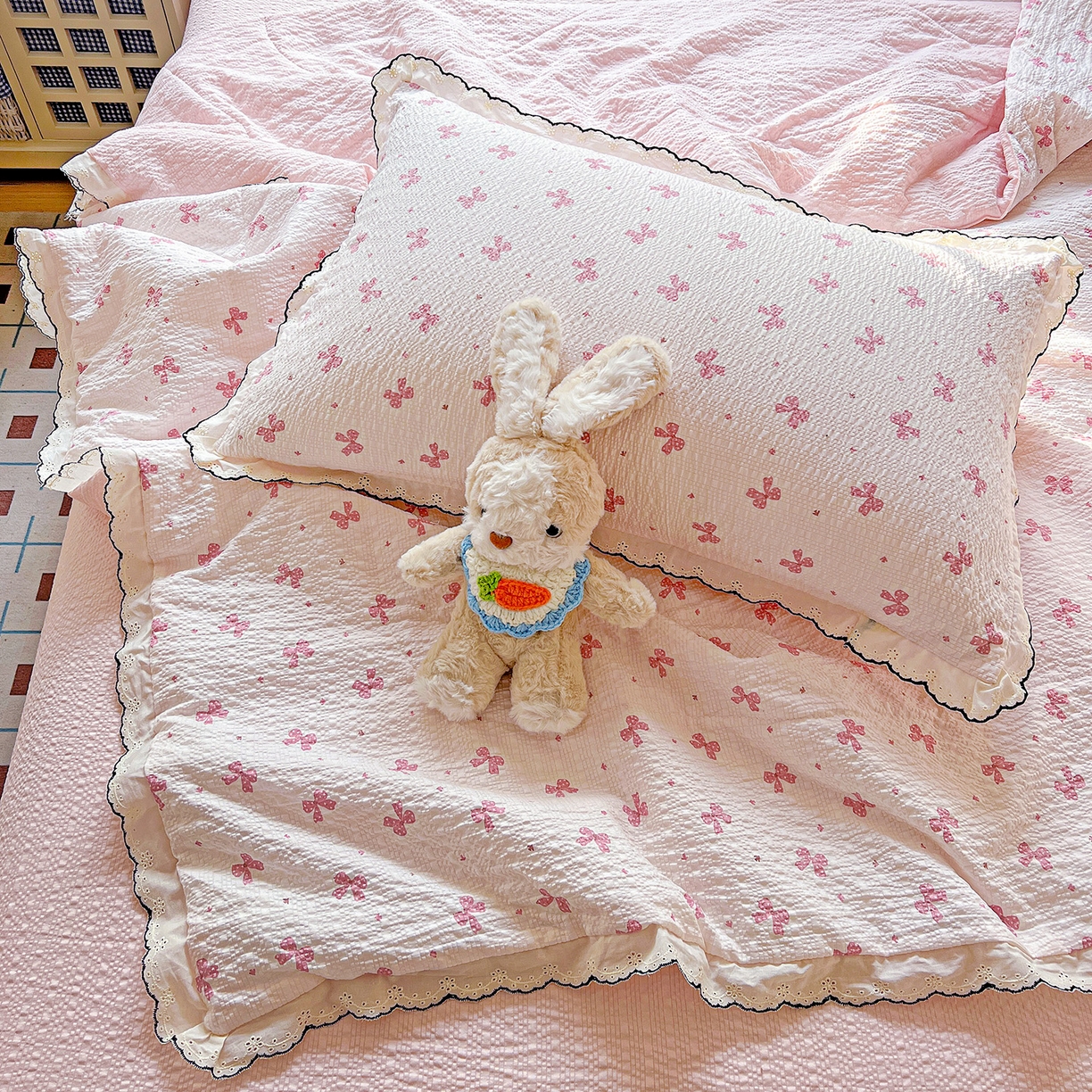 91家纺网 家纺一手货源 找家纺 禾沐 2026新款云感泡芙纱全棉蕾丝花边款夏被四件套 若梦