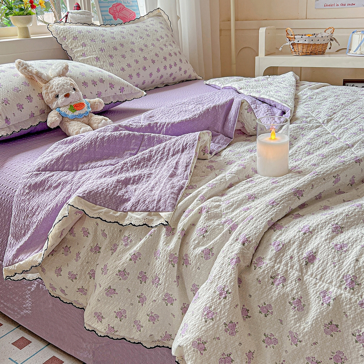 91家纺网 家纺一手货源 找家纺 禾沐 2026新款云感泡芙纱全棉蕾丝花边款夏被四件套 芋泥花束