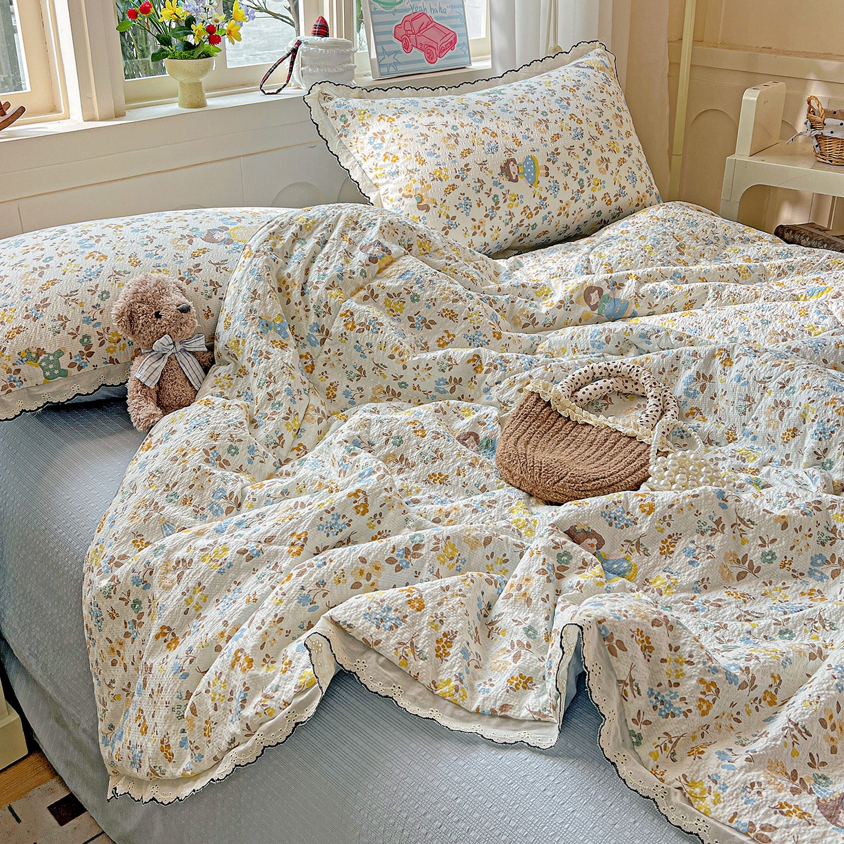 91家纺网 家纺一手货源 找家纺 禾沐 2026新款云感泡芙纱全棉蕾丝花边款夏被四件套 花镜人偶