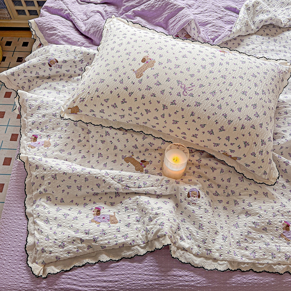 91家纺网 家纺一手货源 找家纺 禾沐 2026新款云感泡芙纱全棉蕾丝花边款夏被四件套 片刻小狗