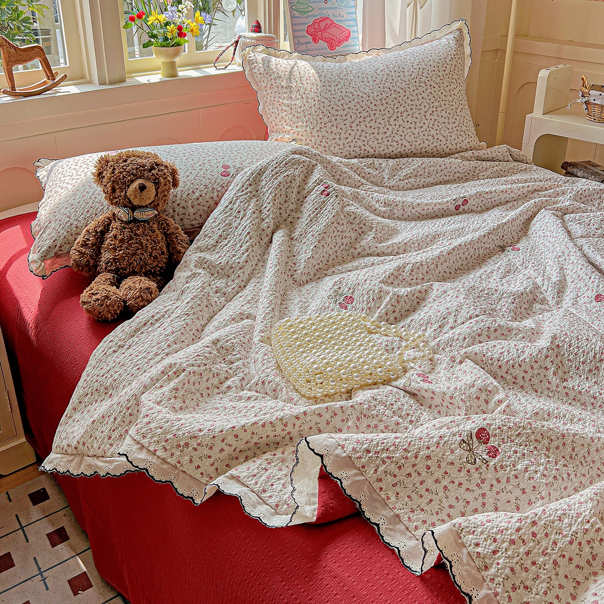 91家纺网 家纺一手货源 找家纺 禾沐 2026新款云感泡芙纱全棉蕾丝花边款夏被四件套 莓系花伐