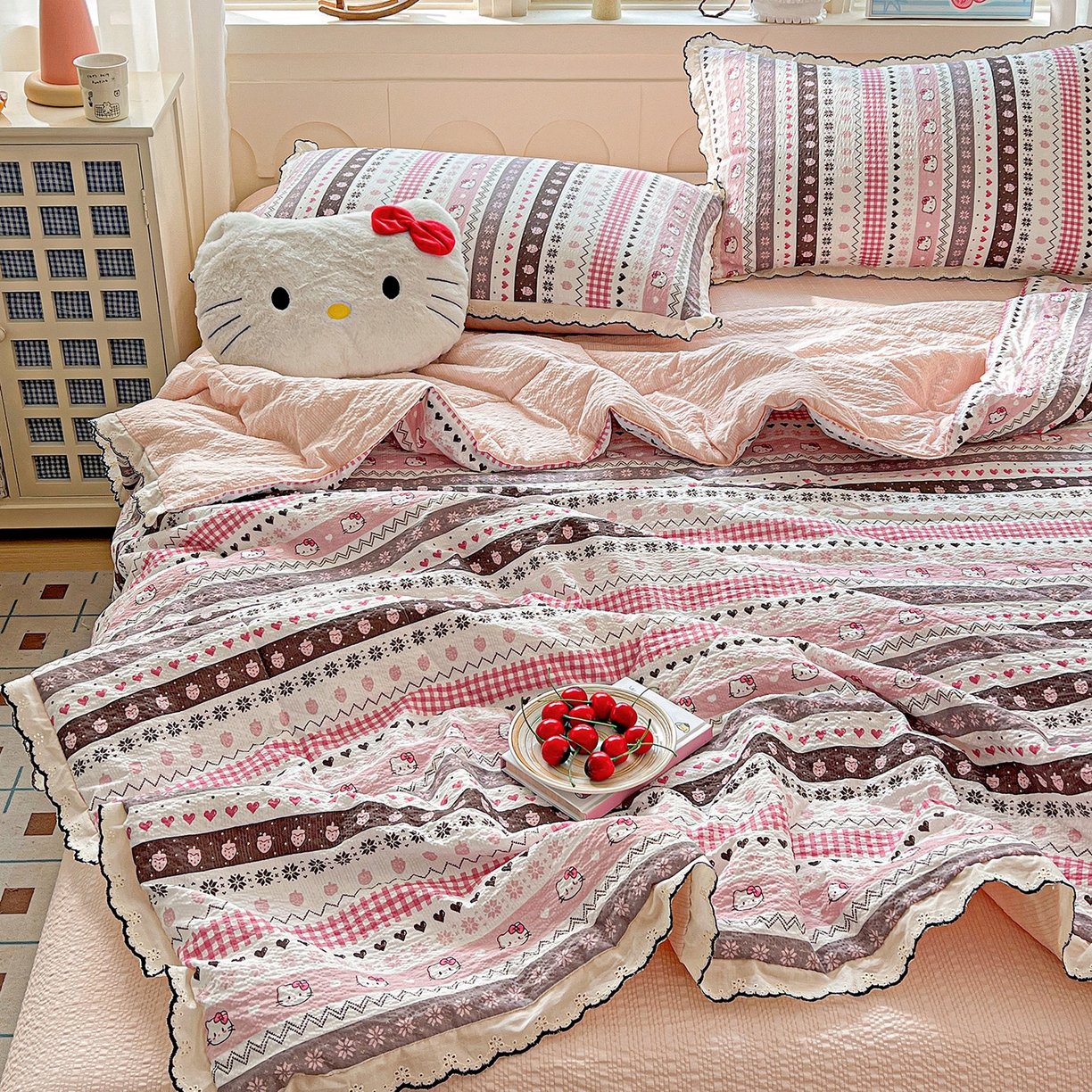 91家纺网 家纺一手货源 找家纺 禾沐 2026新款云感泡芙纱全棉蕾丝花边款夏被四件套 猫咪集