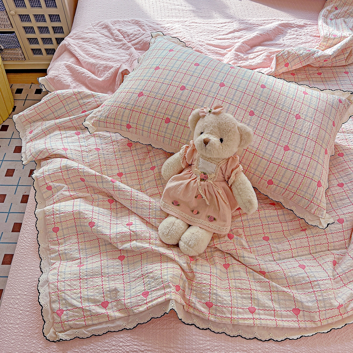 91家纺网 家纺一手货源 找家纺 禾沐 2026新款云感泡芙纱全棉蕾丝花边款夏被四件套 格格心