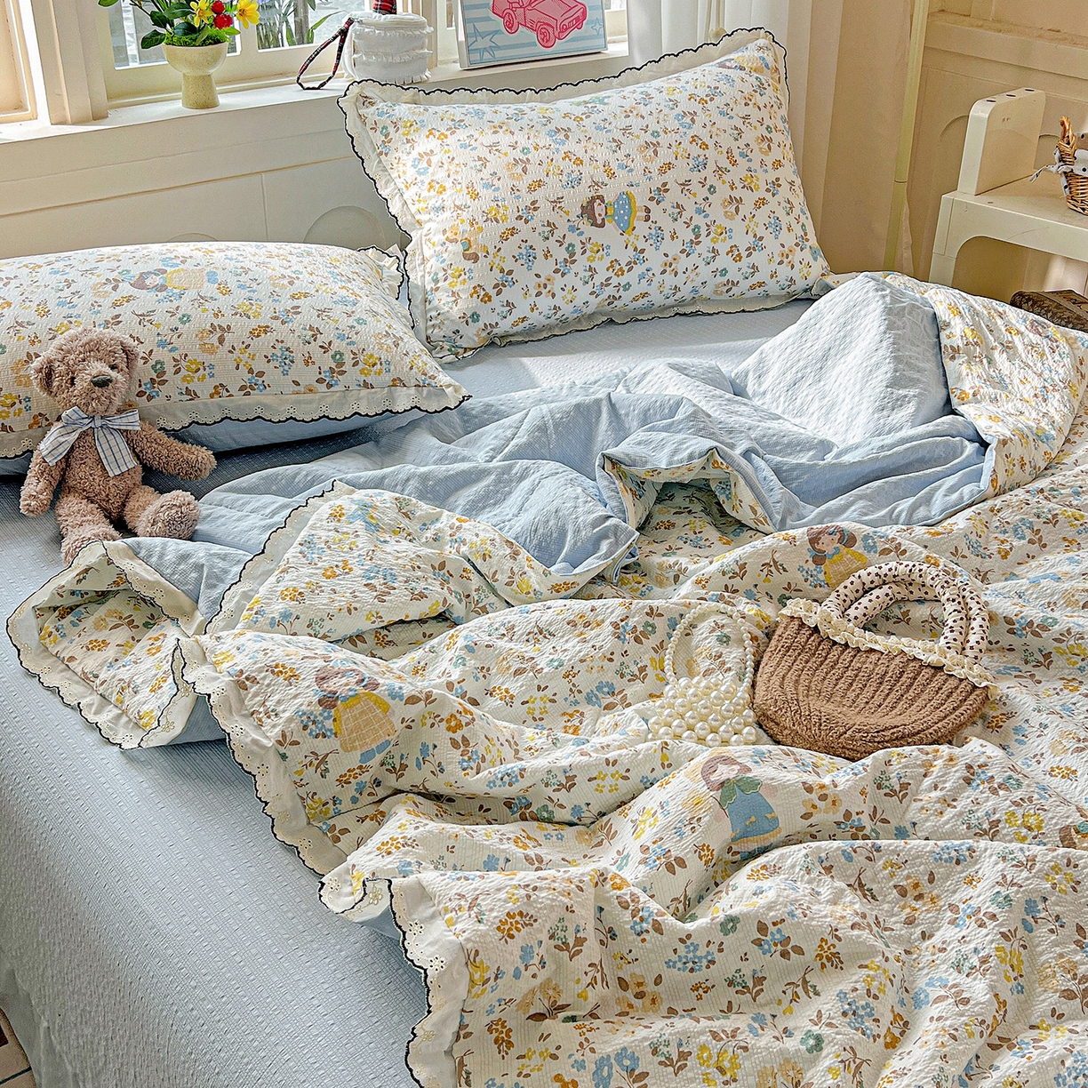 91家纺网 家纺一手货源 找家纺 禾沐 2026新款云感泡芙纱全棉蕾丝花边款夏被四件套 花镜人偶