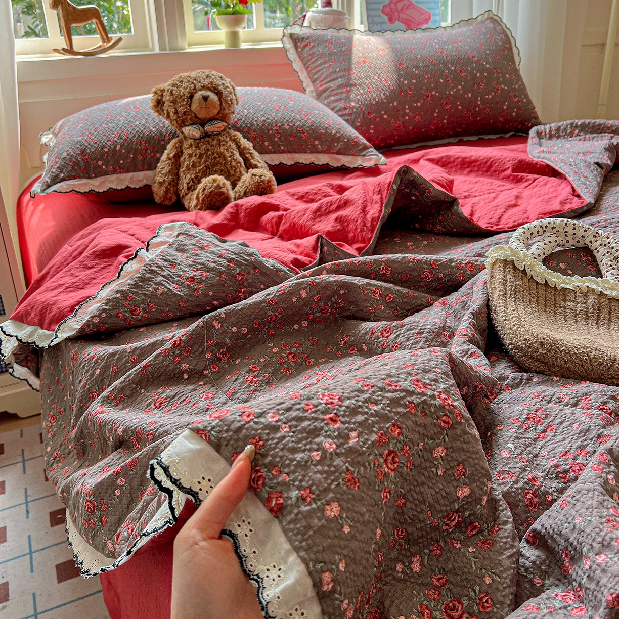 91家纺网 家纺一手货源 找家纺 禾沐 2026新款云感泡芙纱全棉蕾丝花边款夏被四件套 胭脂